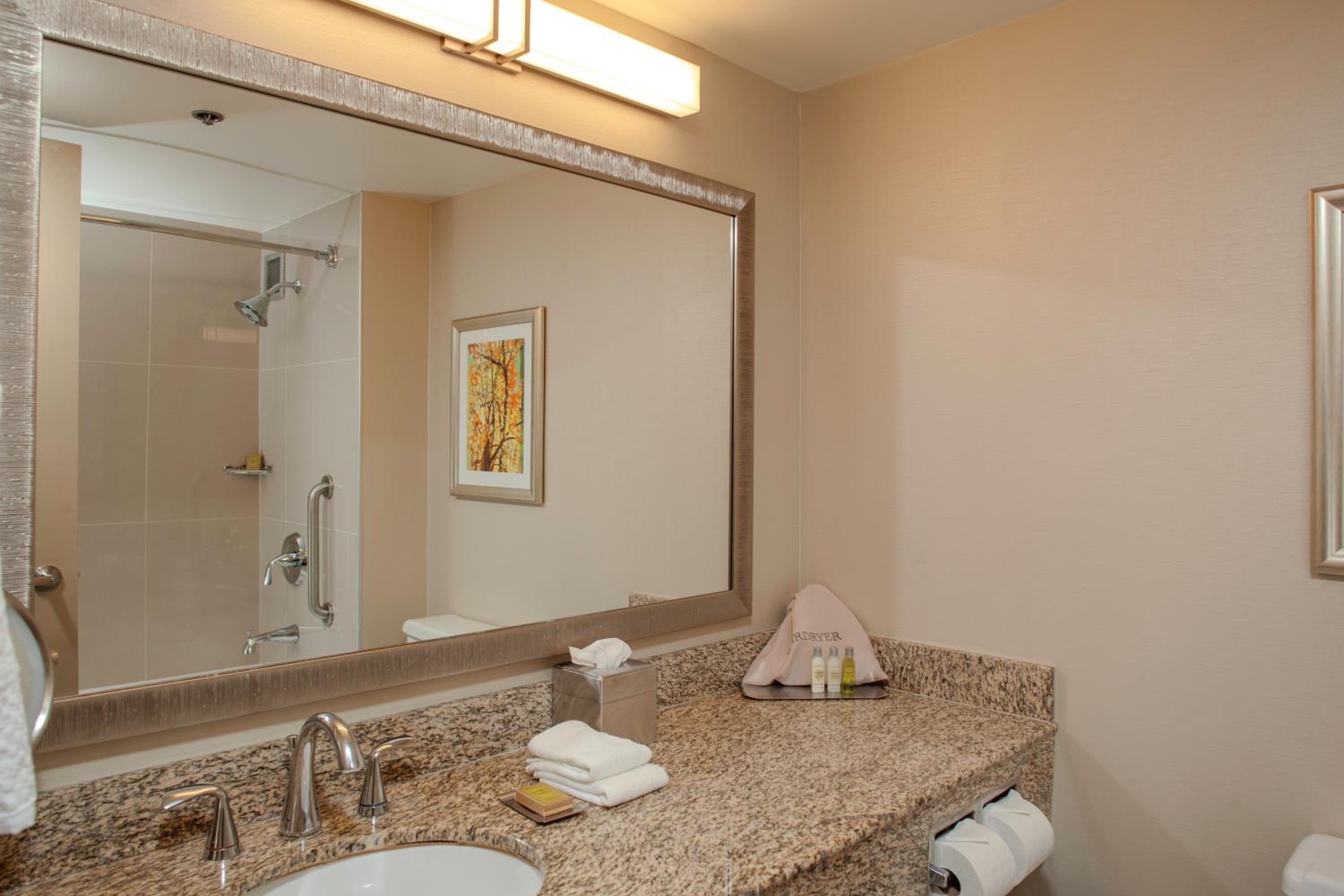 Double Room with Two Double Beds - Hearing Accessible/Non-Smoking photo 3