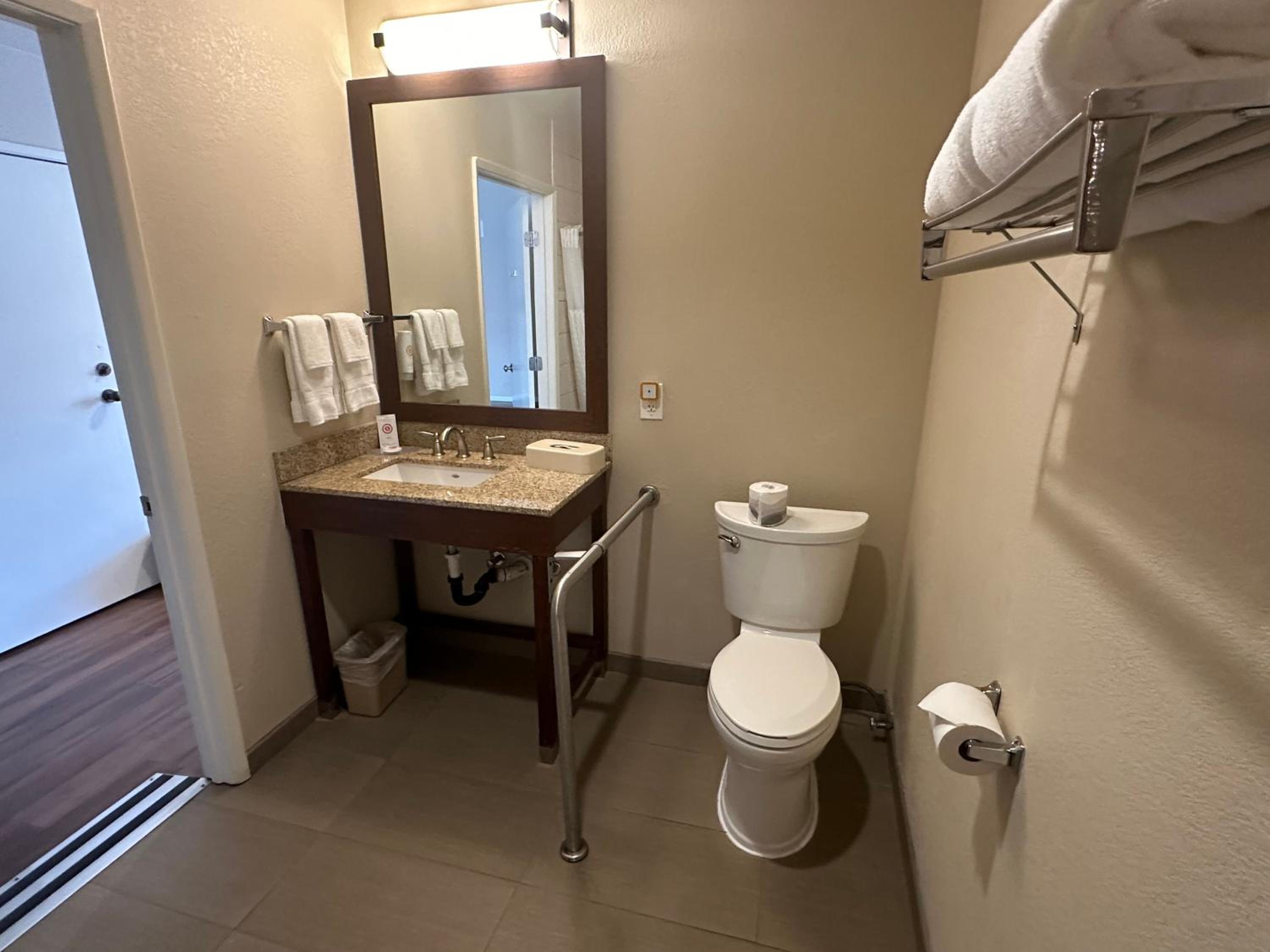 Efficiency Queen Room - Accessible/Non-Smoking photo 3