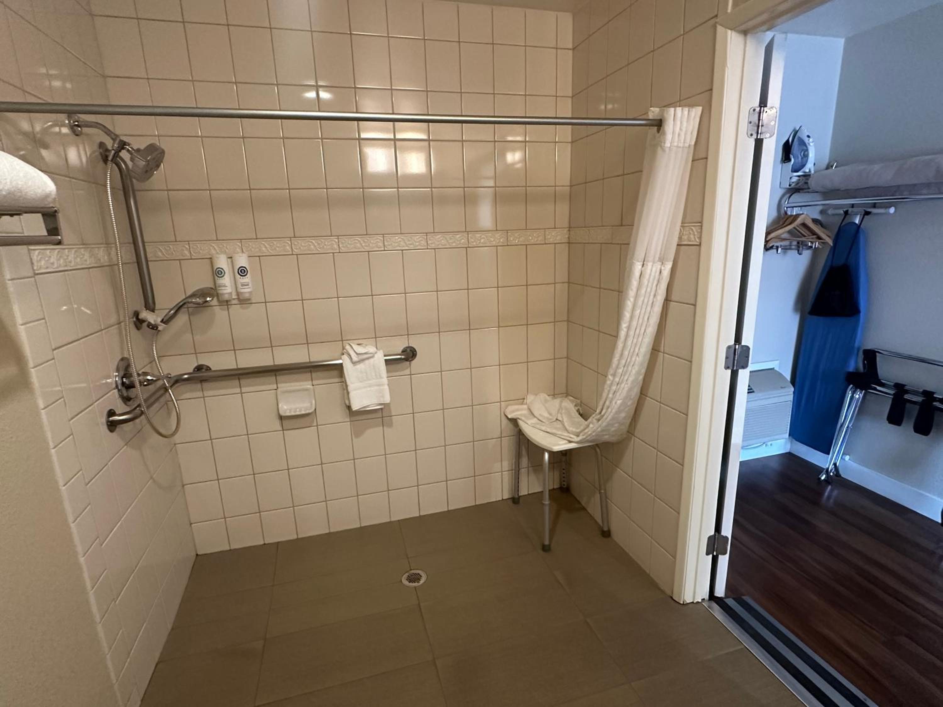Efficiency Queen Room - Accessible/Non-Smoking photo 2