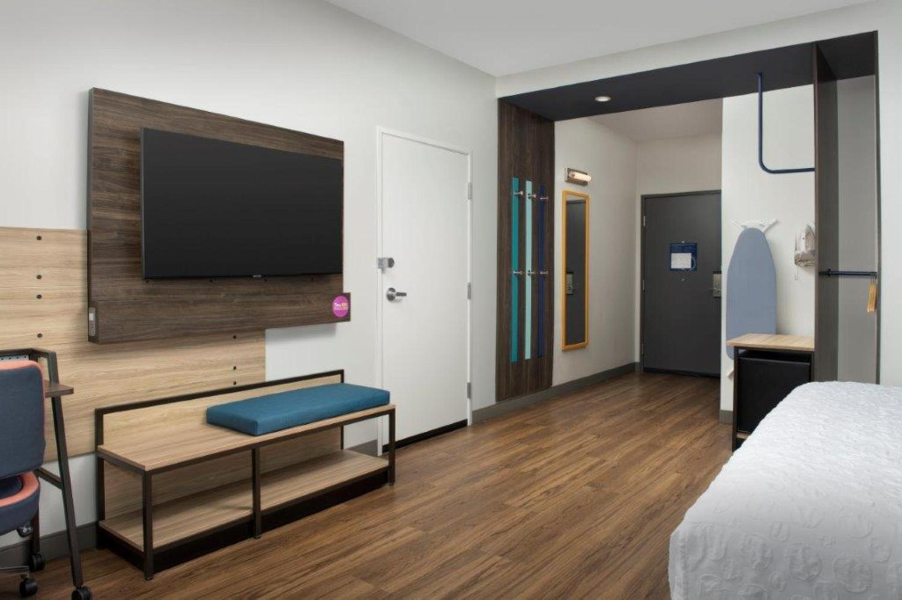 King Room with Bath Tub - Mobility and Hearing Access - Photo 1