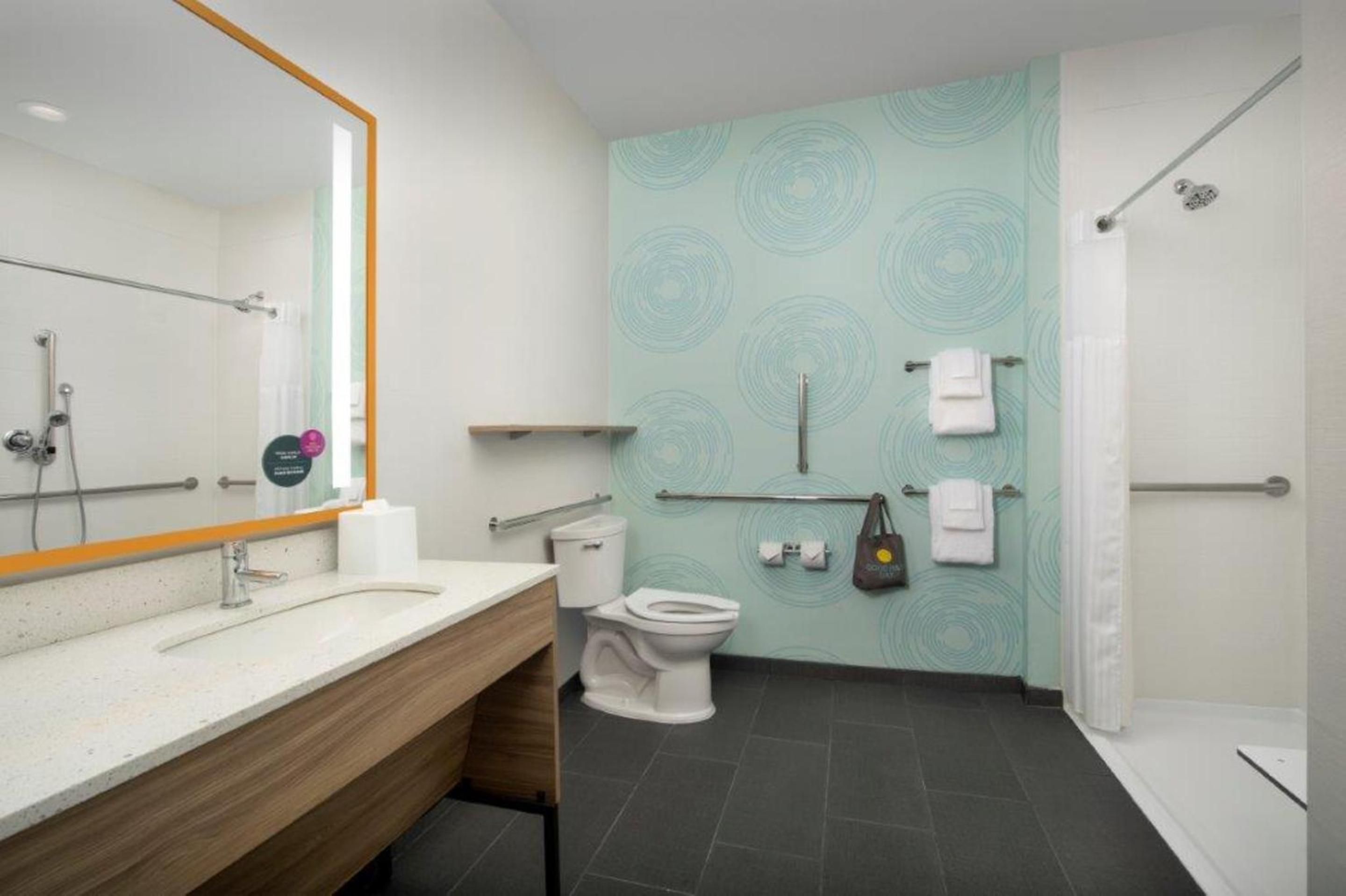 King Room with Bath Tub - Mobility and Hearing Access - Photo 2