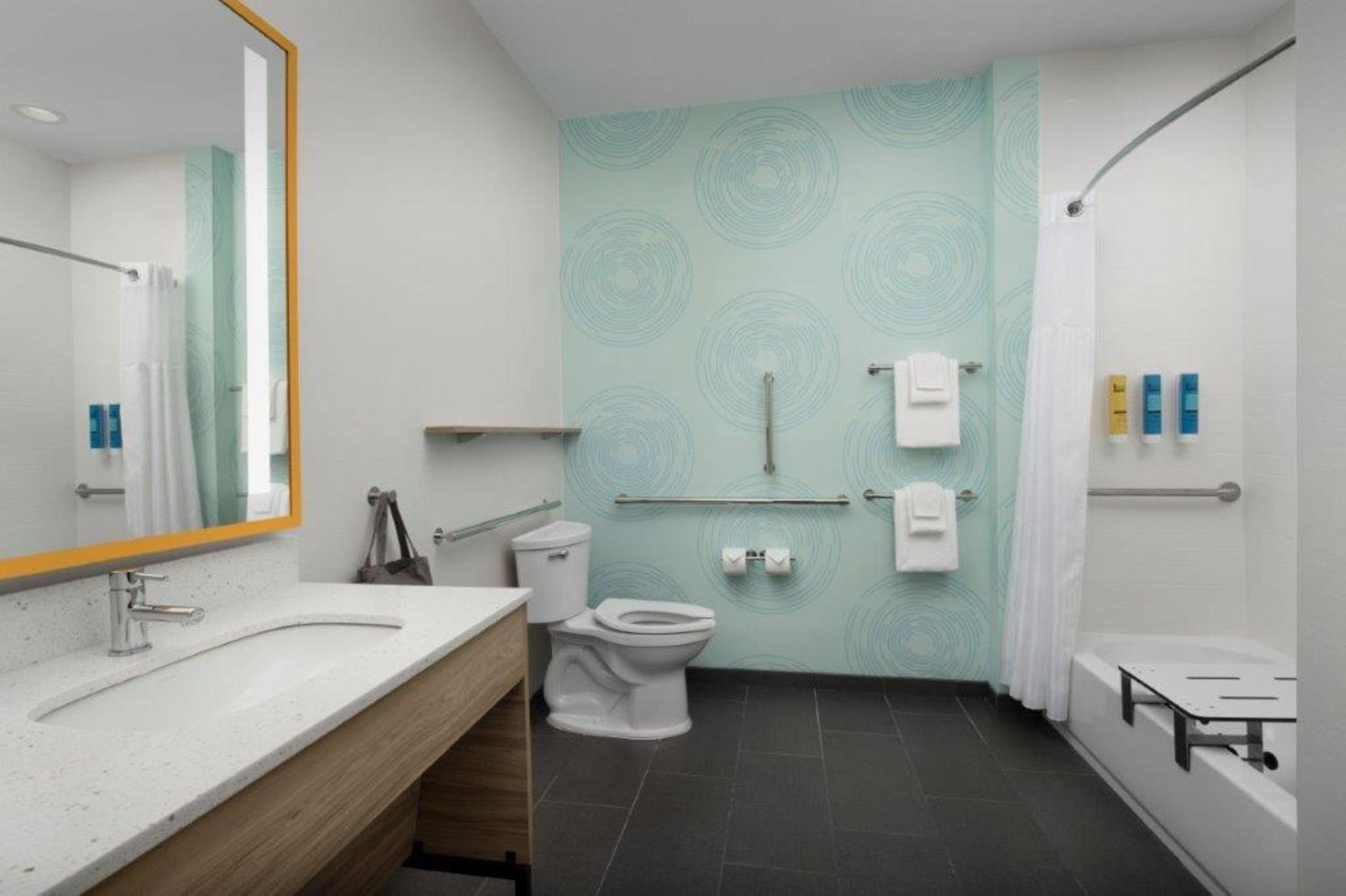 King Room with Bath Tub - Mobility and Hearing Access - Photo 4