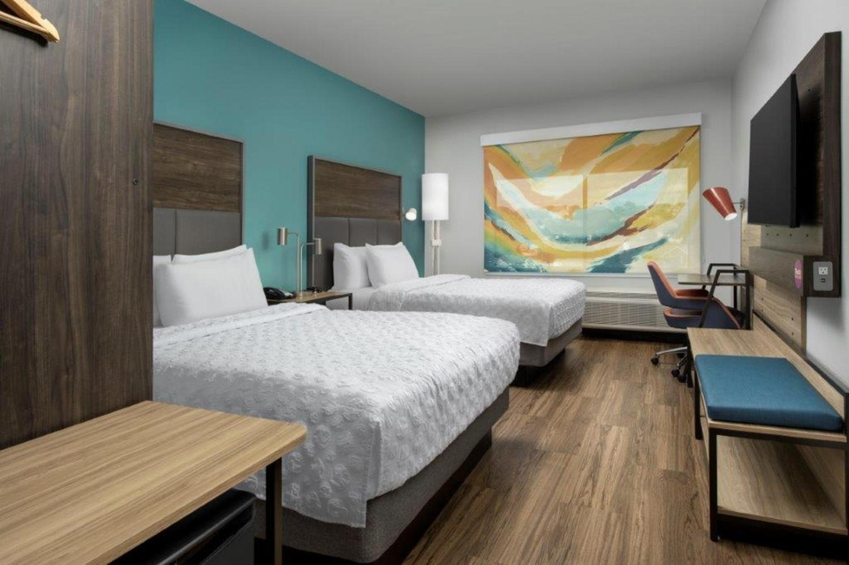 Queen Room with Two Queen Beds - Photo 4