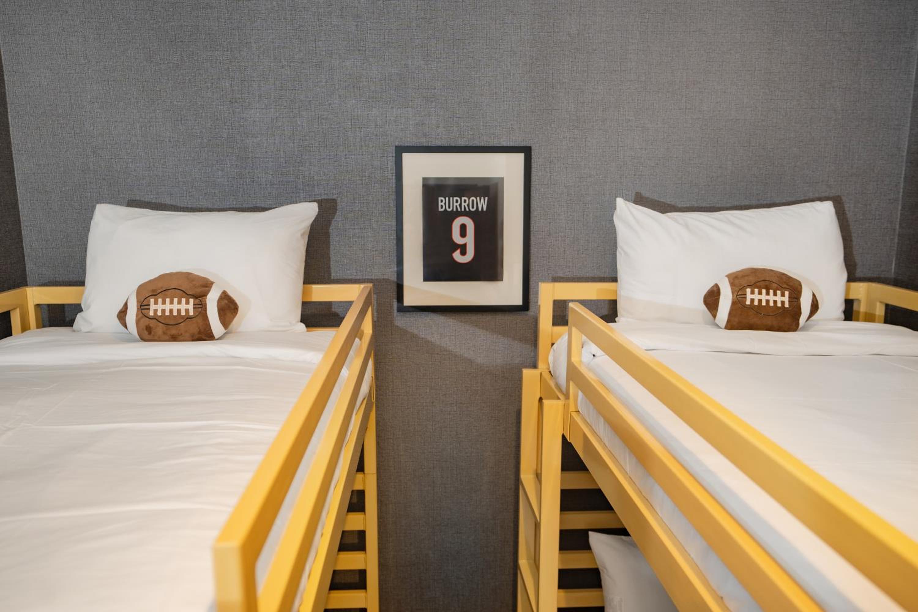 King Room with Two Twin Bunk Beds - Photo 10