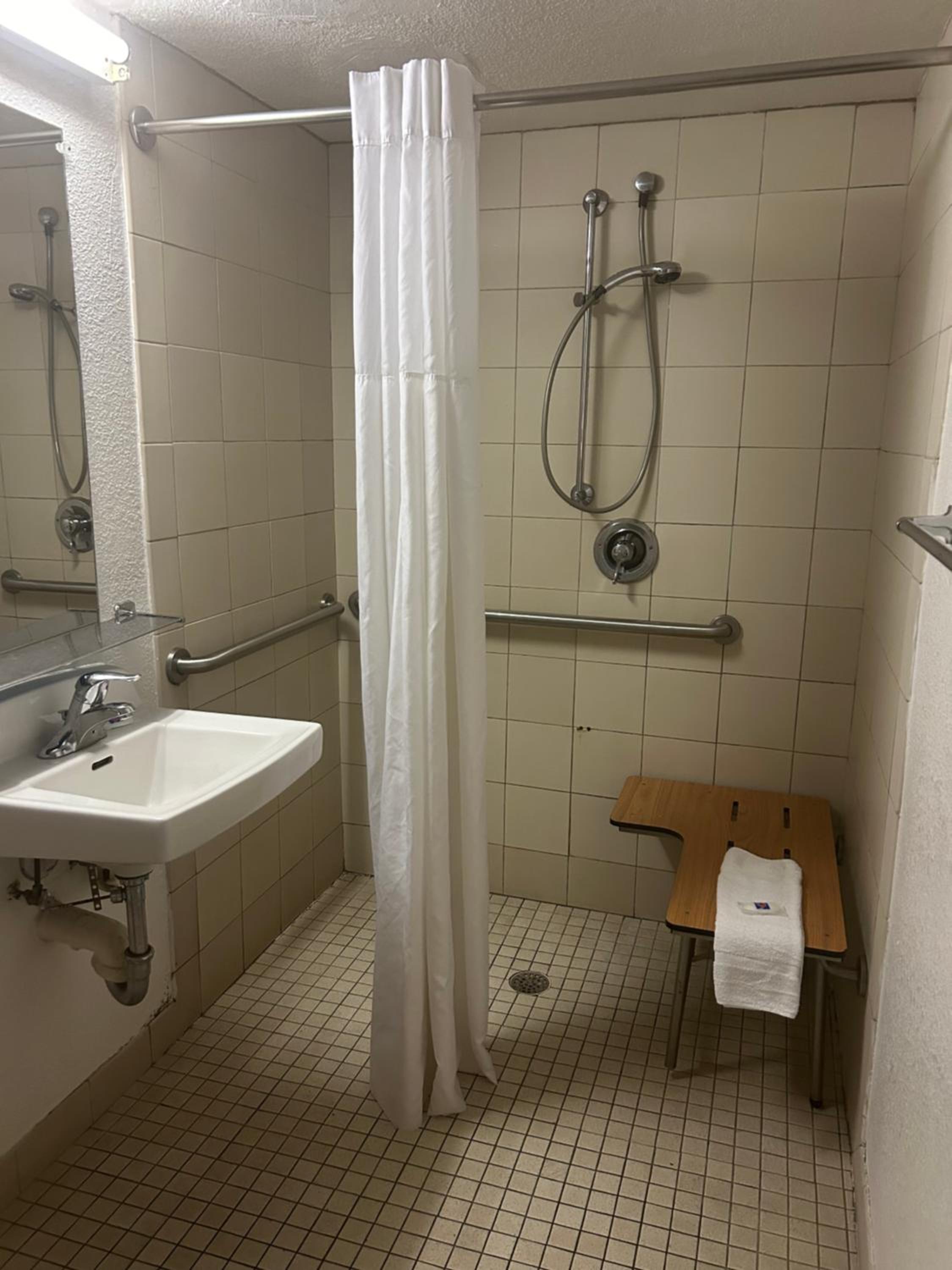 Double Room with Tub - Mobility Accessible