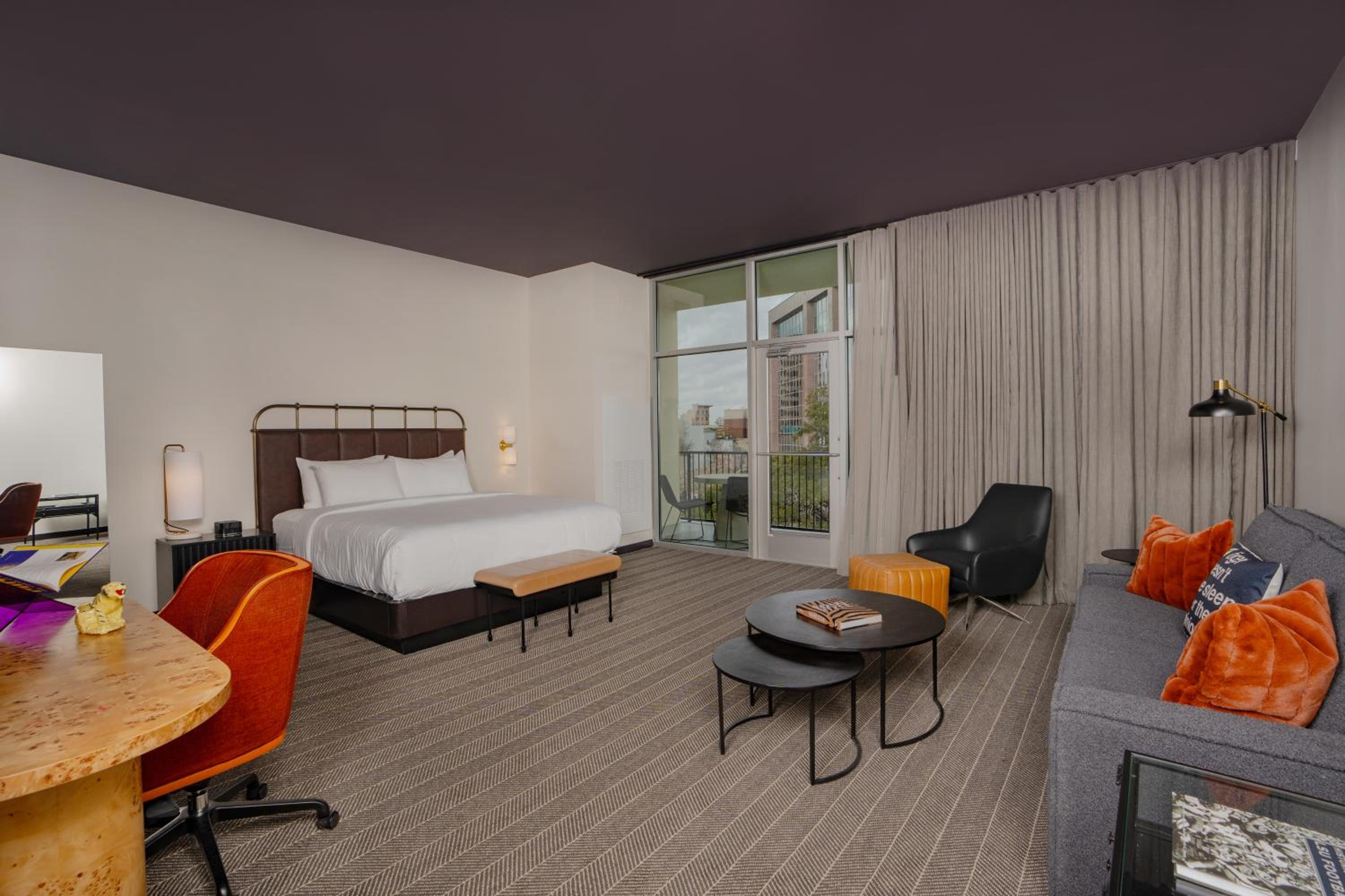 King Suite with Balcony - Photo 6