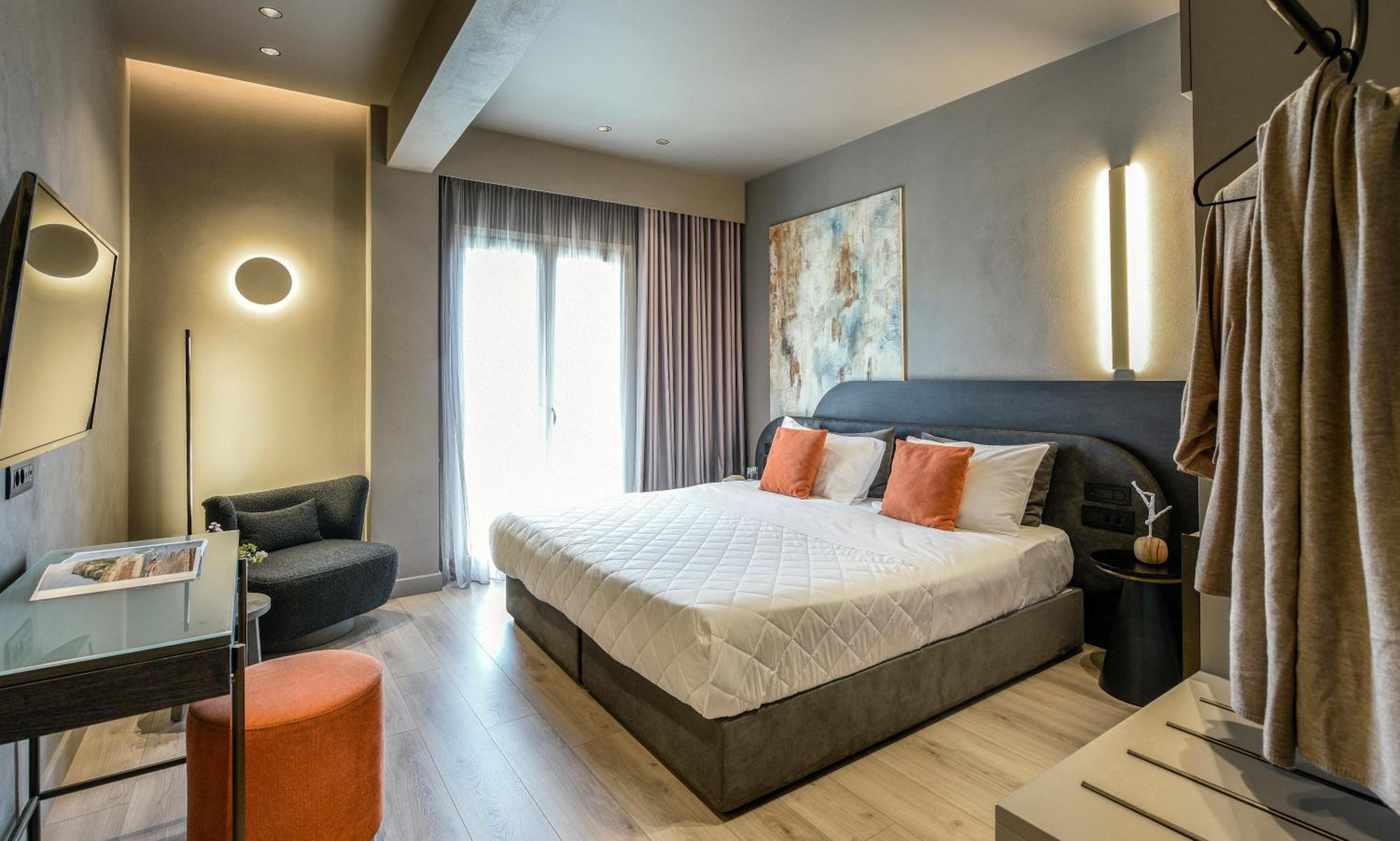 Junior Suite with Square-Liston View