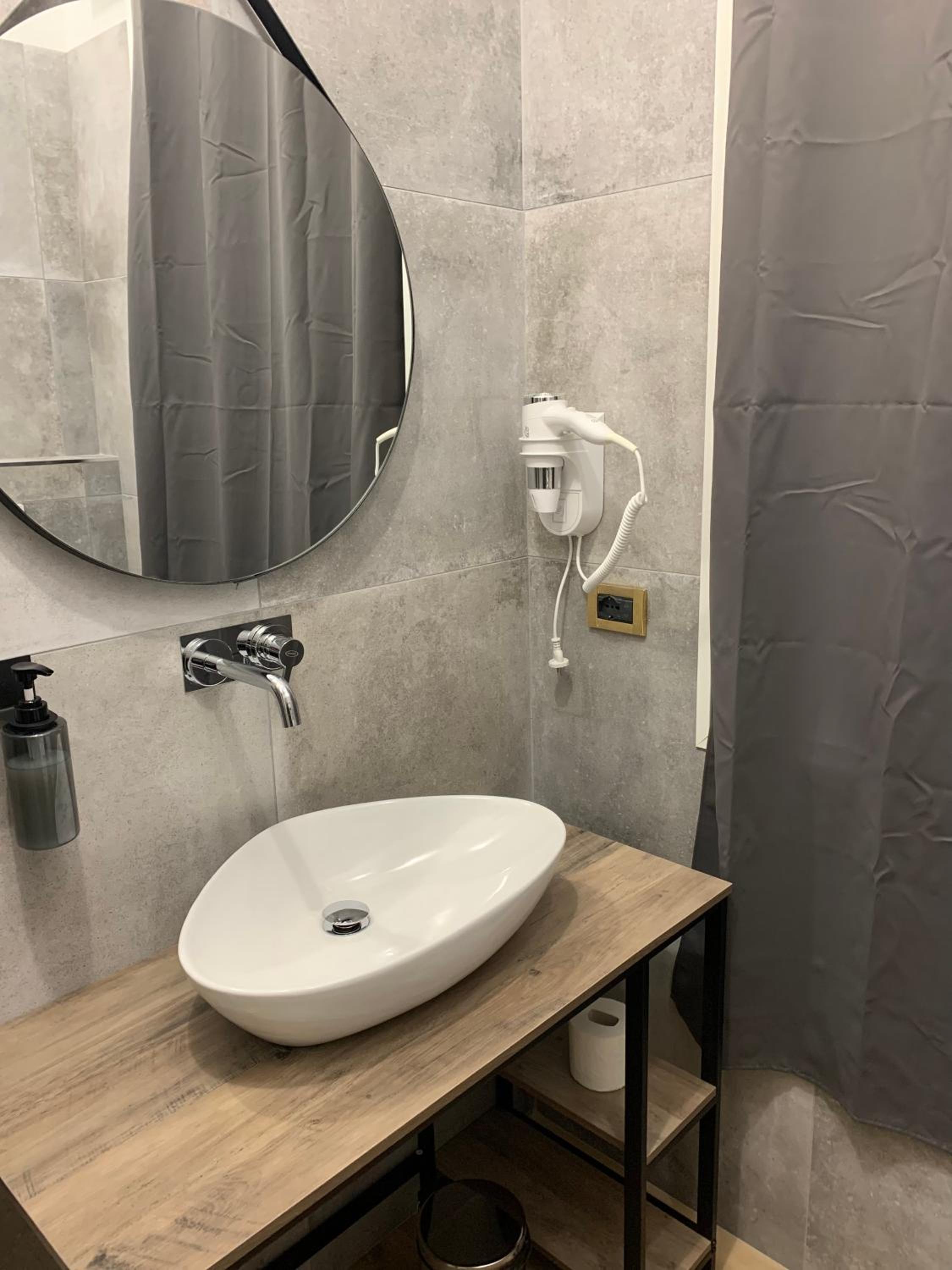 Double Room with Balcony and Private External Bathroom - Photo 5