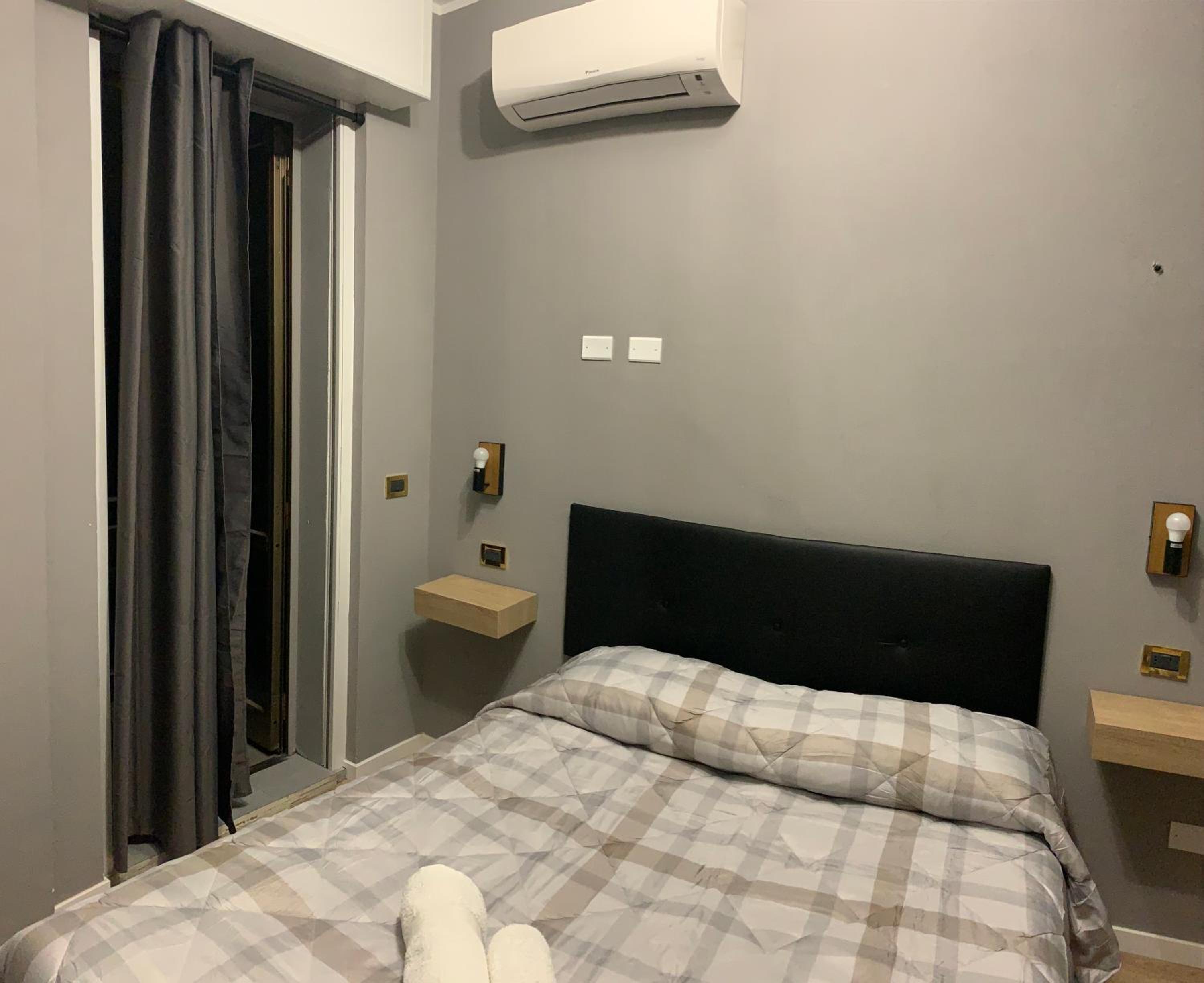 Double Room with Balcony and Private External Bathroom - Photo 2