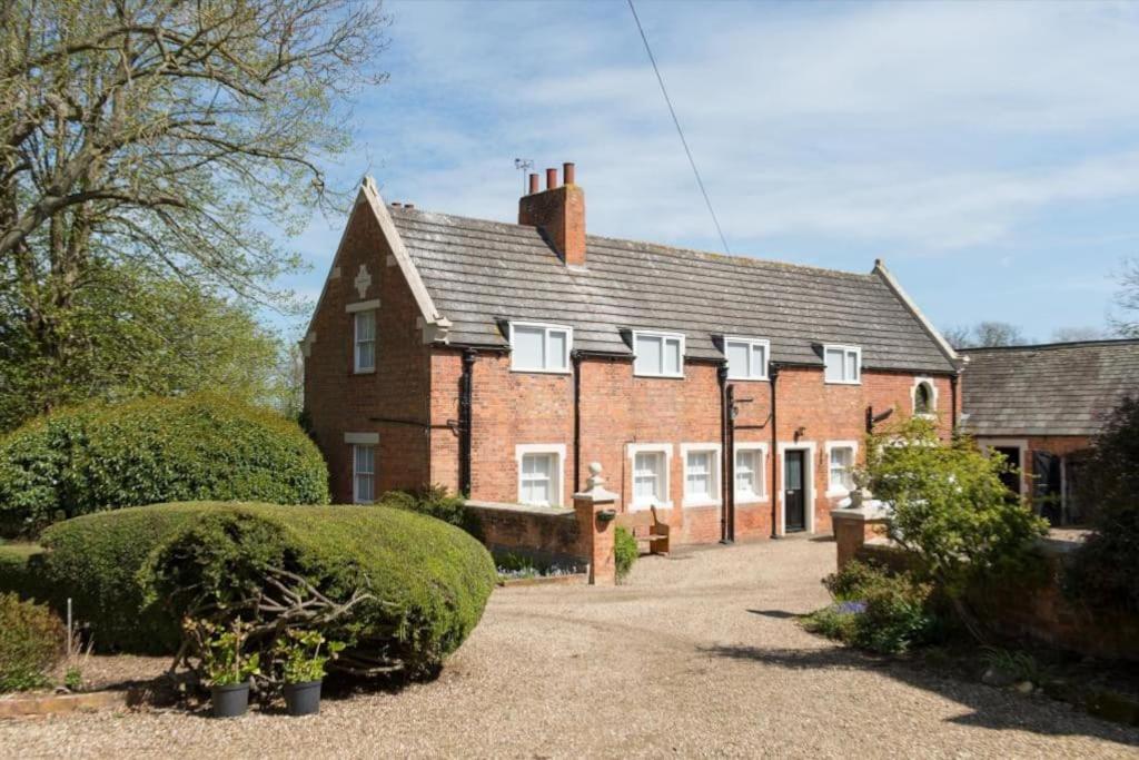 Three-Bedroom House photo 3