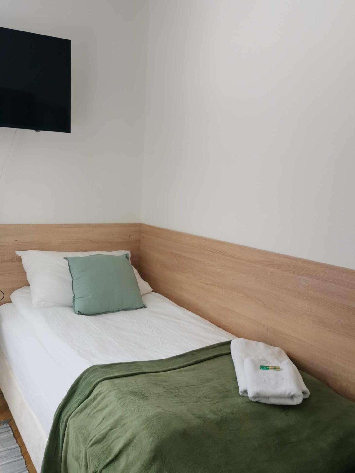 Standard Twin Room with Mountain View