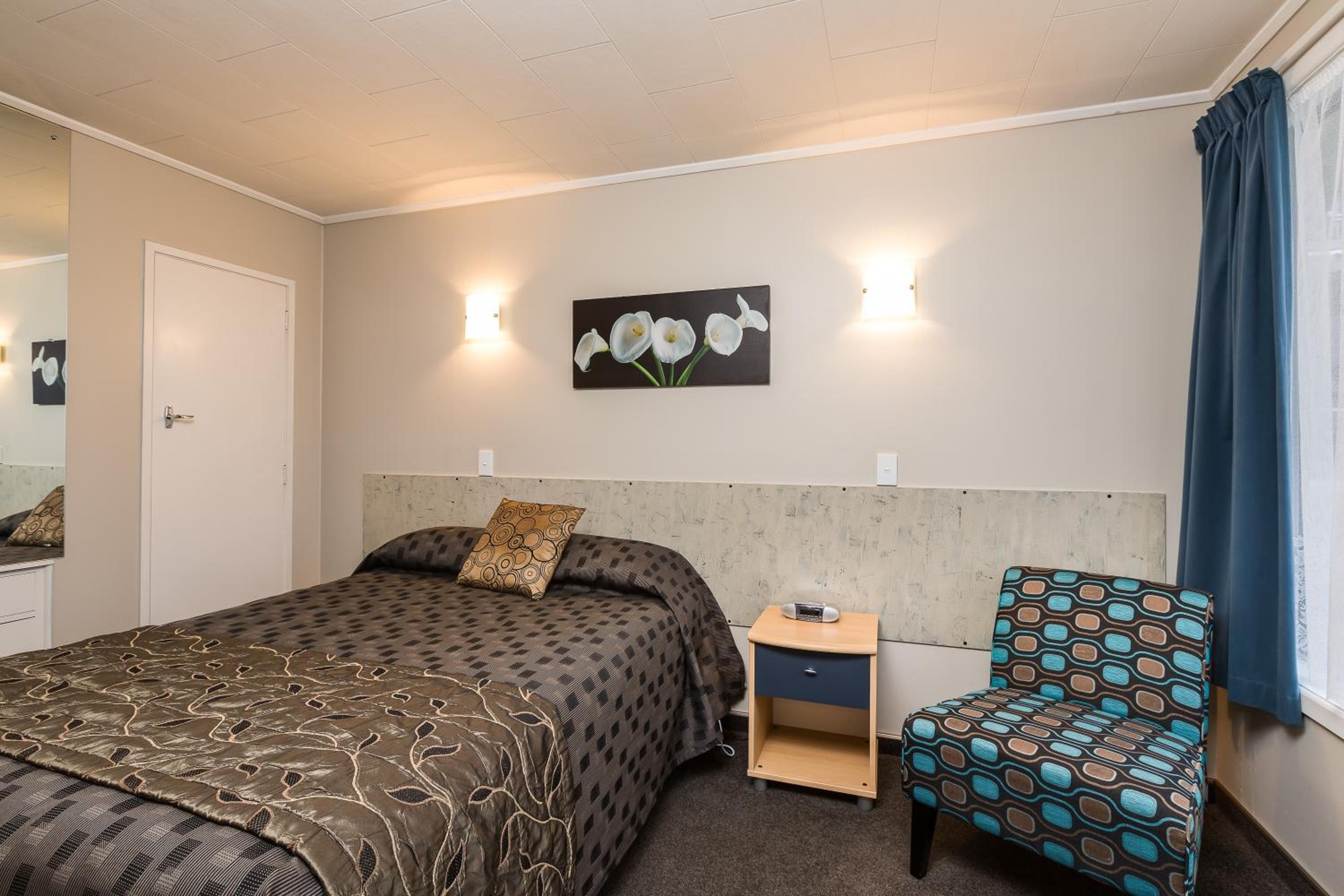One Bedroom Suite with One Single Bed and One Queen Bed - Full Kitchen - Photo 19