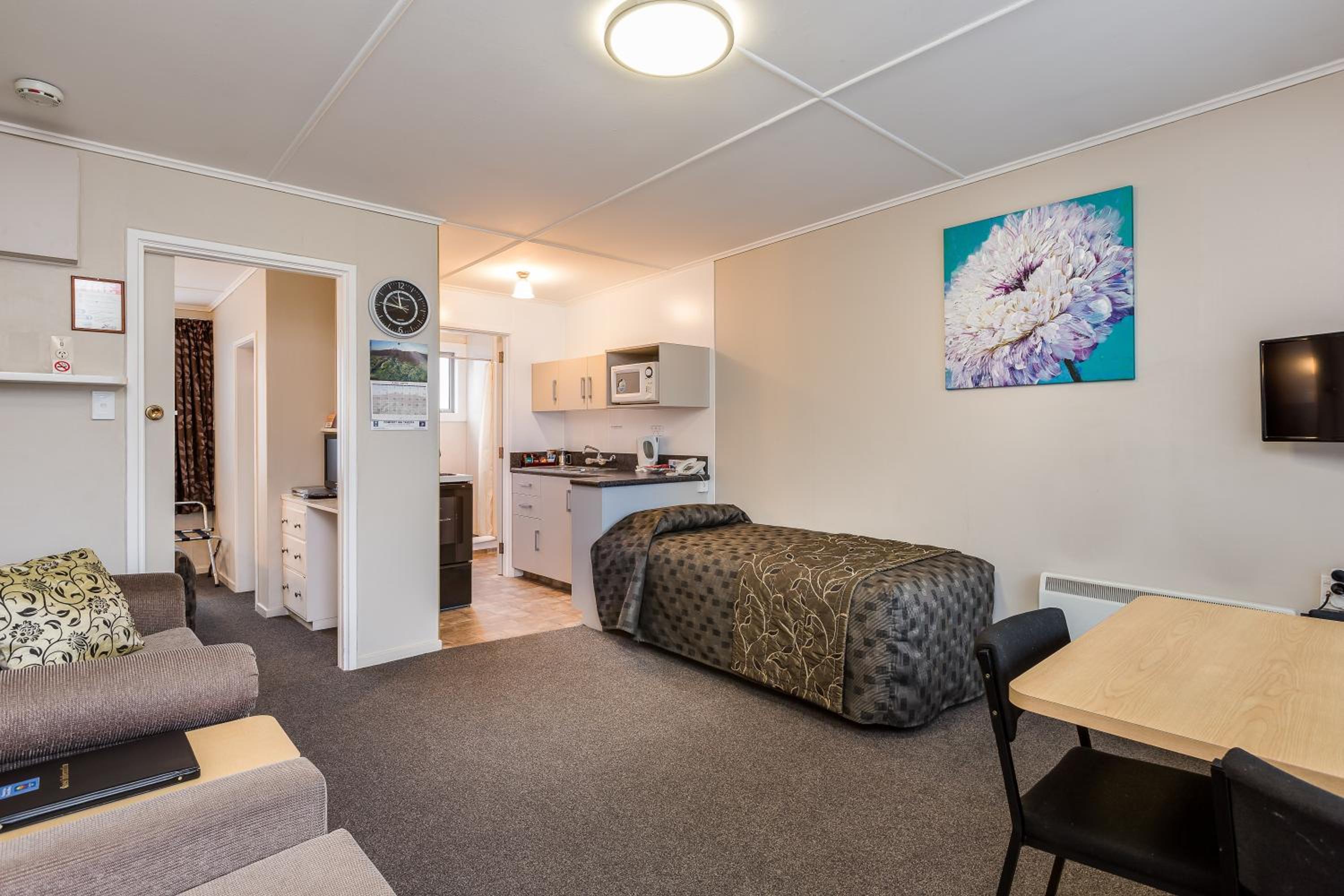 Standard Queen Suite - Photo 19