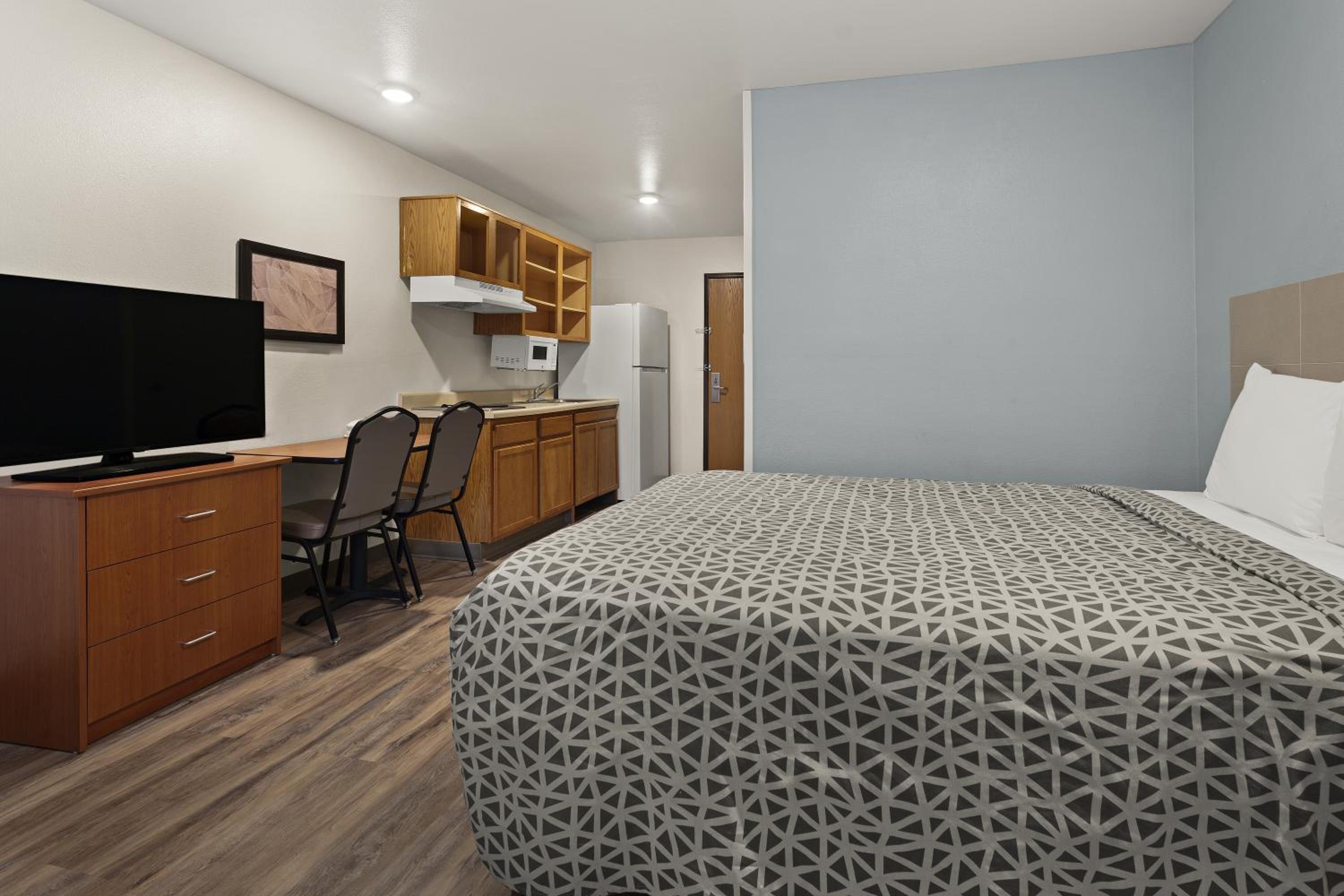 Queen Suite - Accessible/Non Smoking photo 3