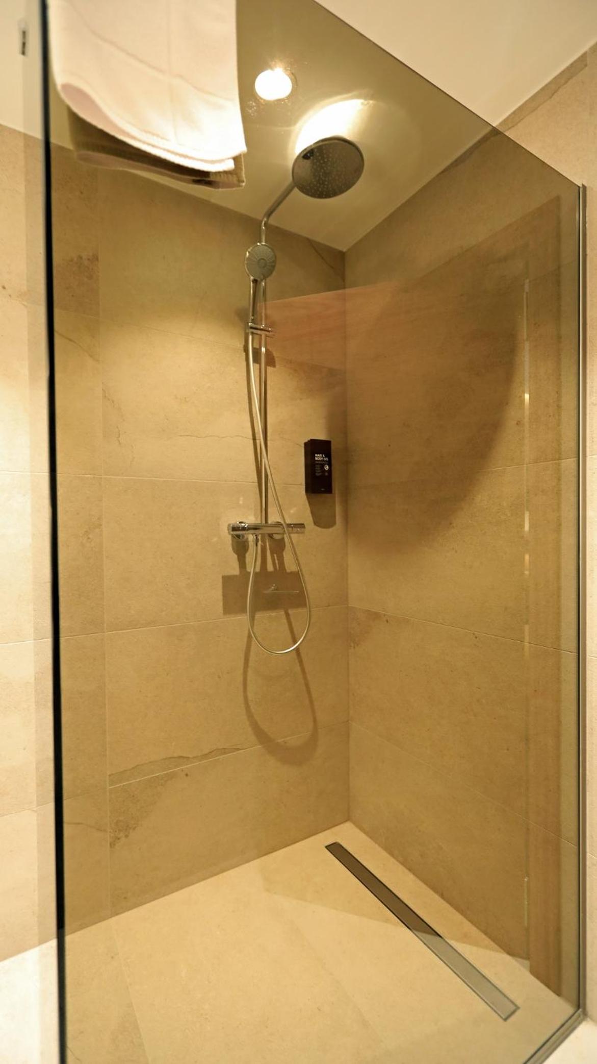Standard King Room - Photo 6