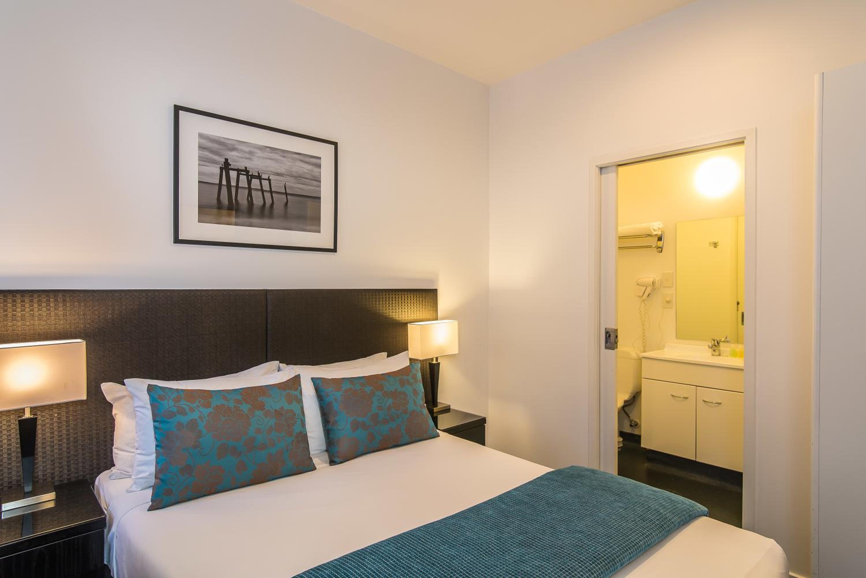 Available room thumbnail 6