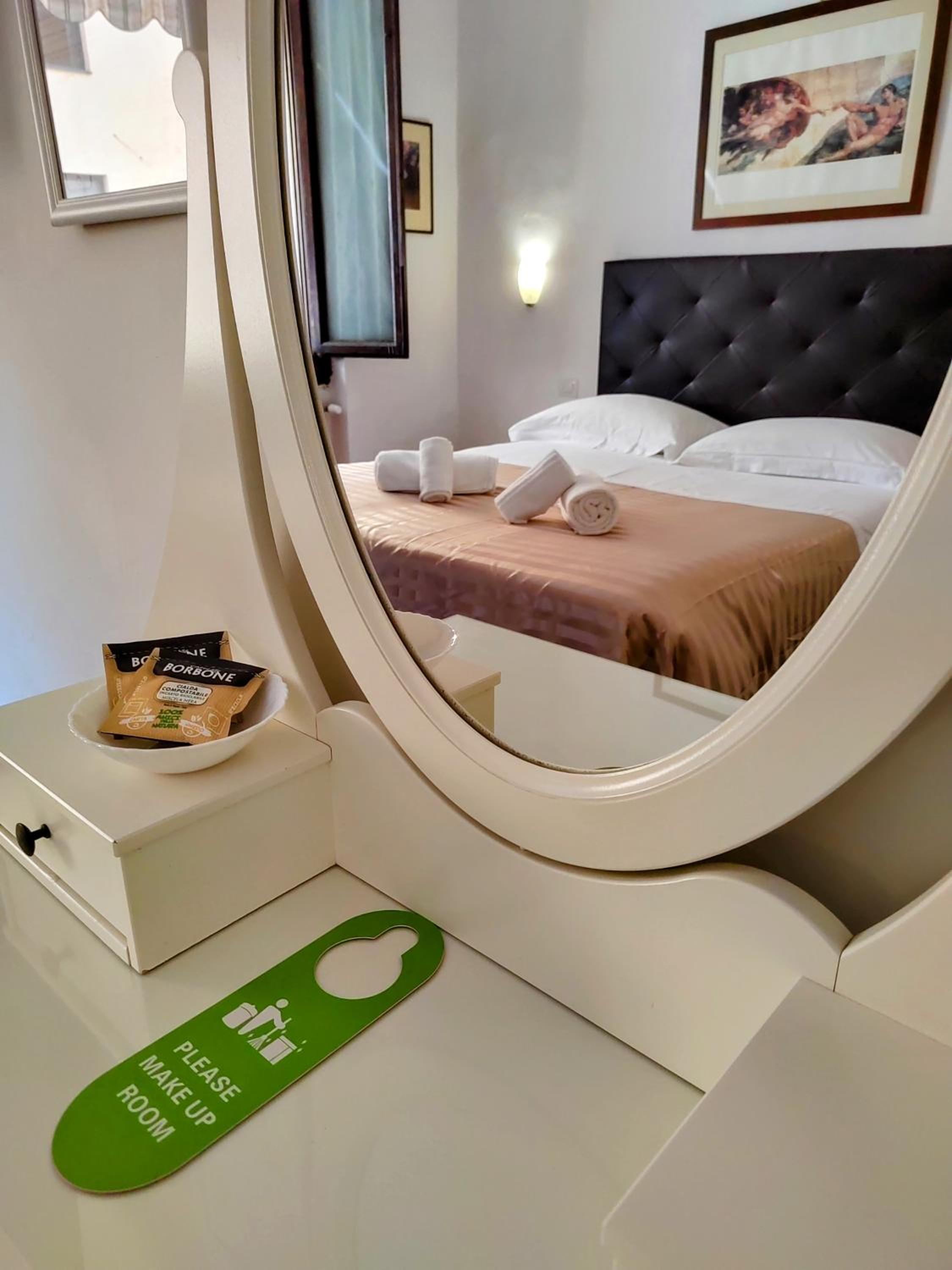 Double Room with Private Bathroom photo 2