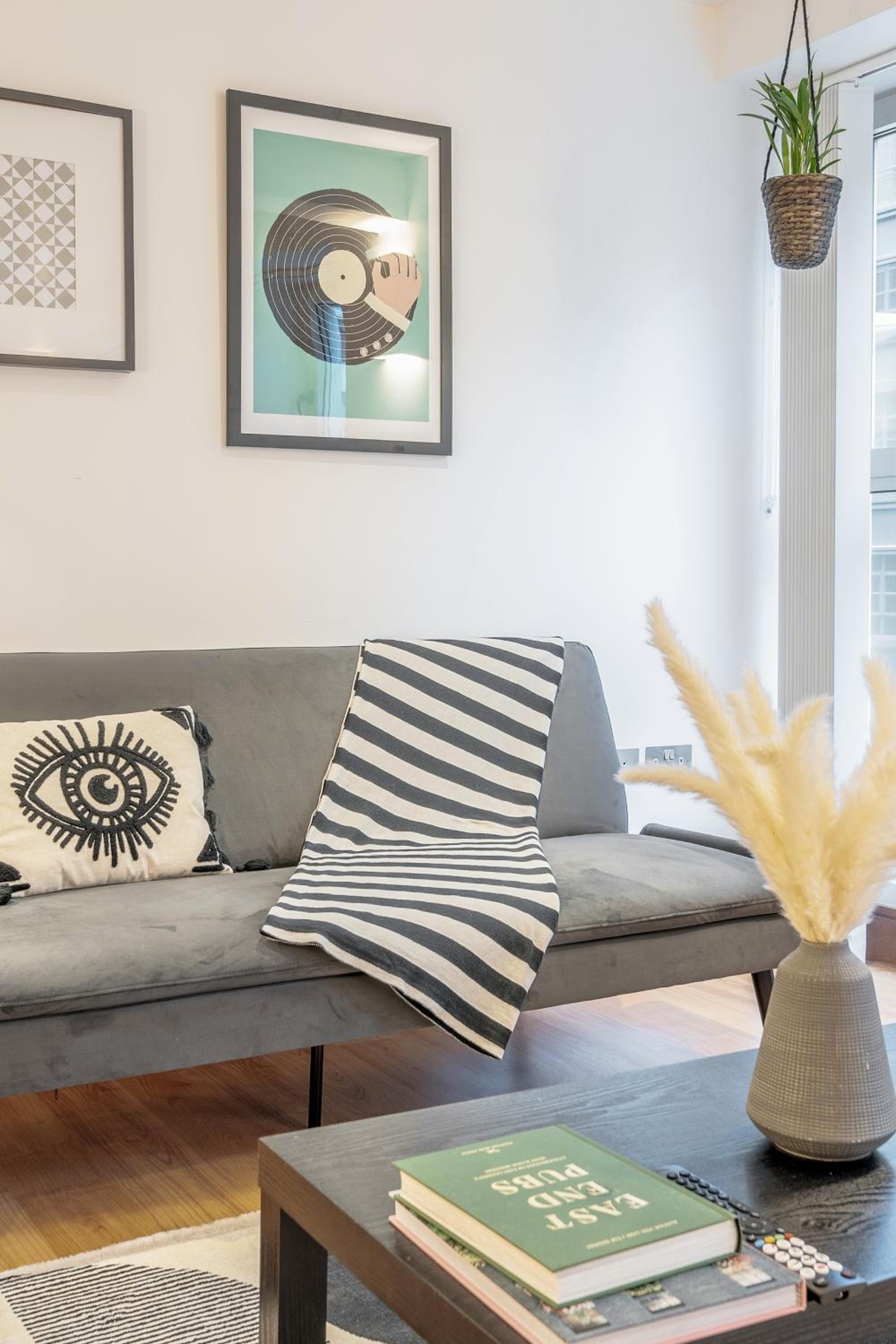 Superior One-Bedroom Apartment photo 2
