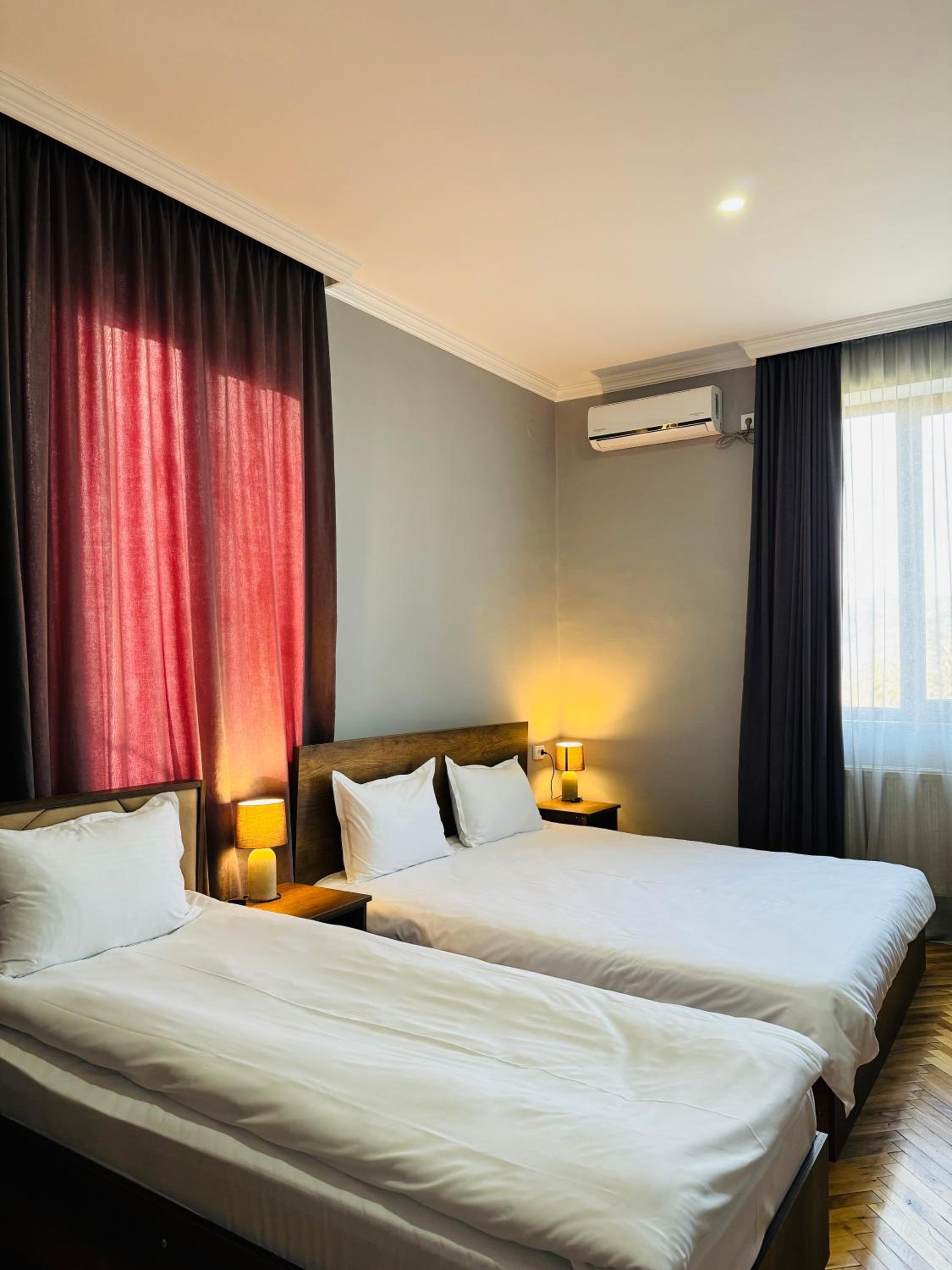 Double Room with Private Bathroom - Photo 6