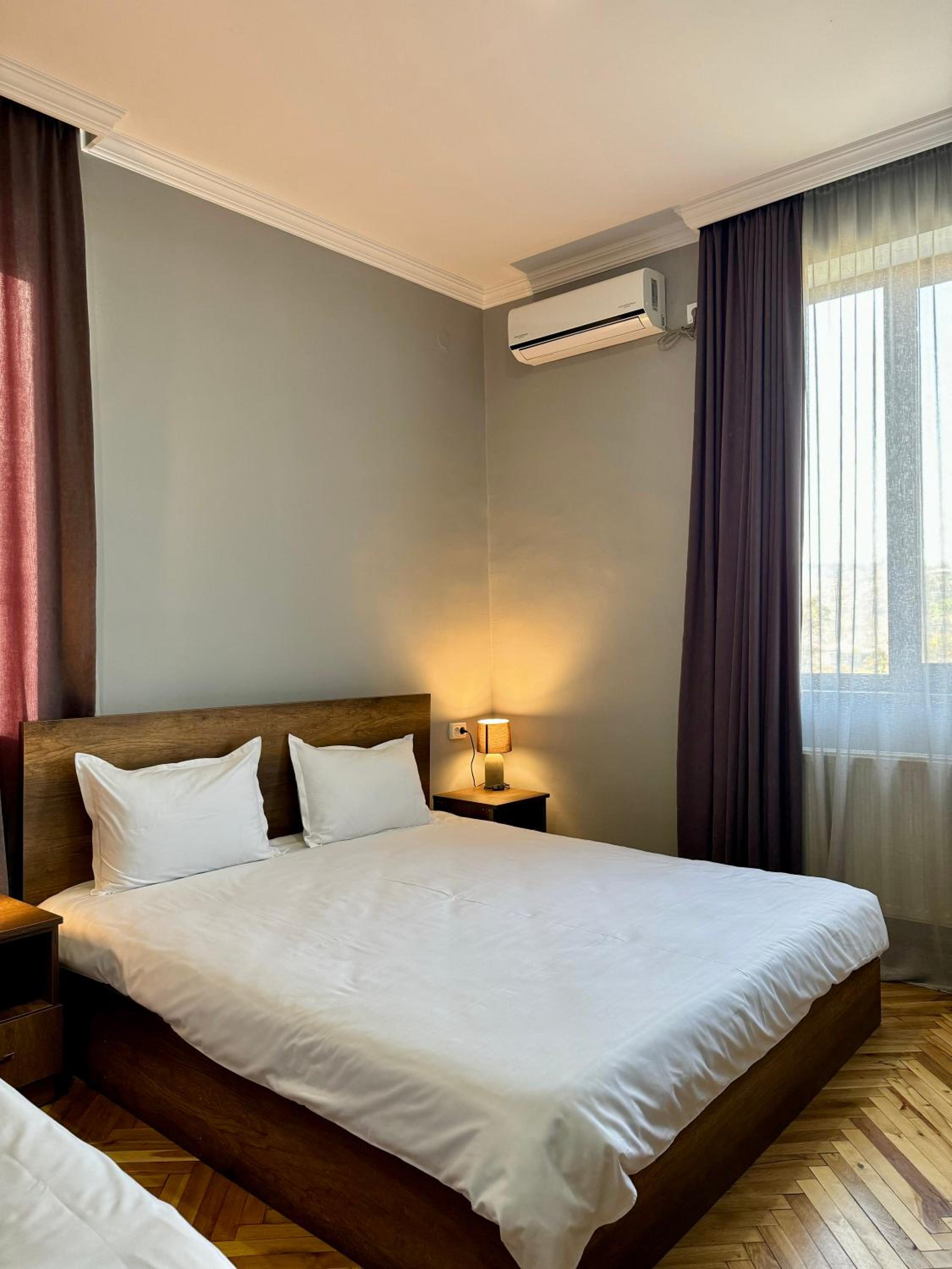 Double Room with Private Bathroom - Photo 3