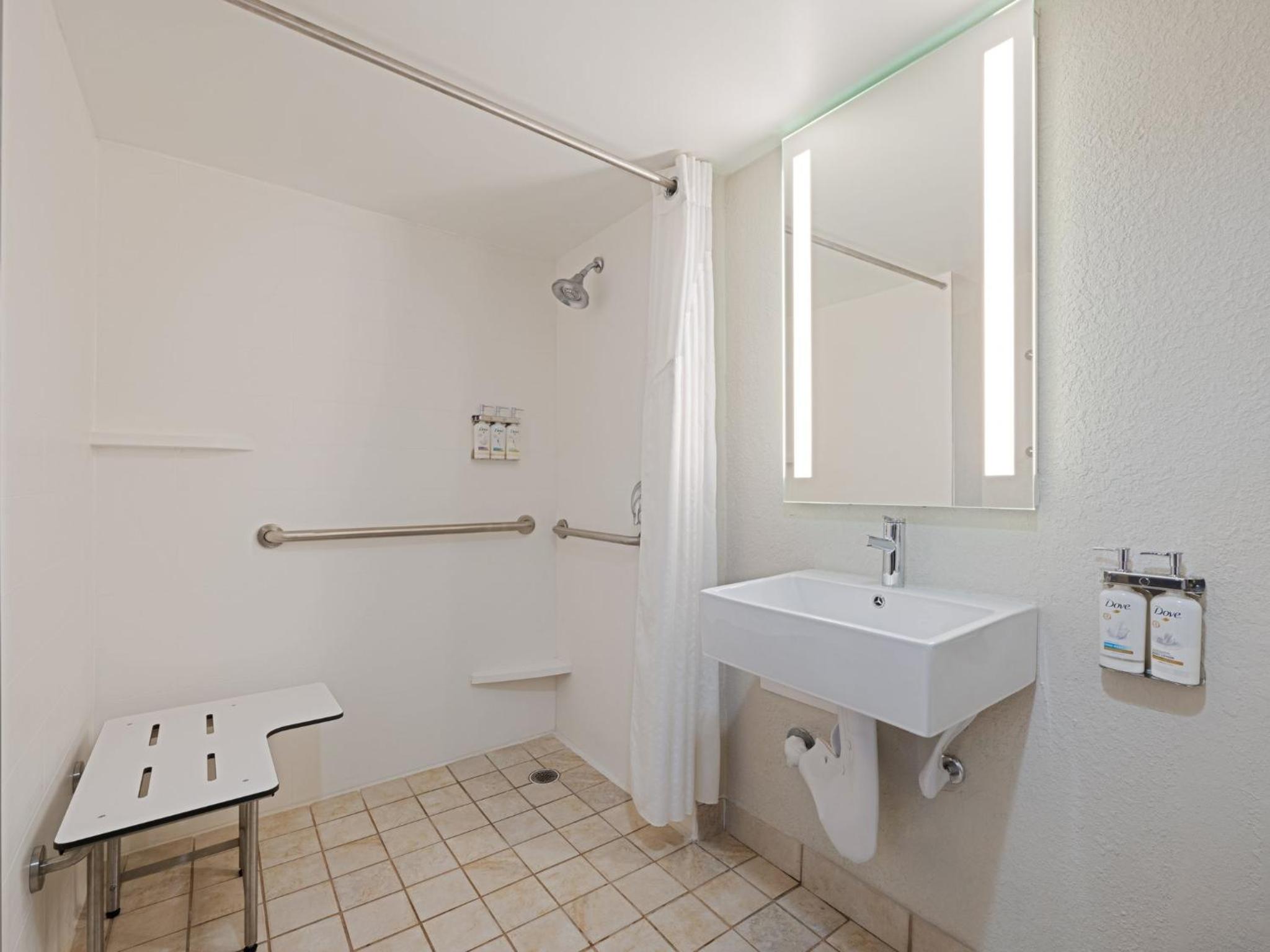 Standard King Room with Roll-in Shower - Mobility Accessible - Photo 2