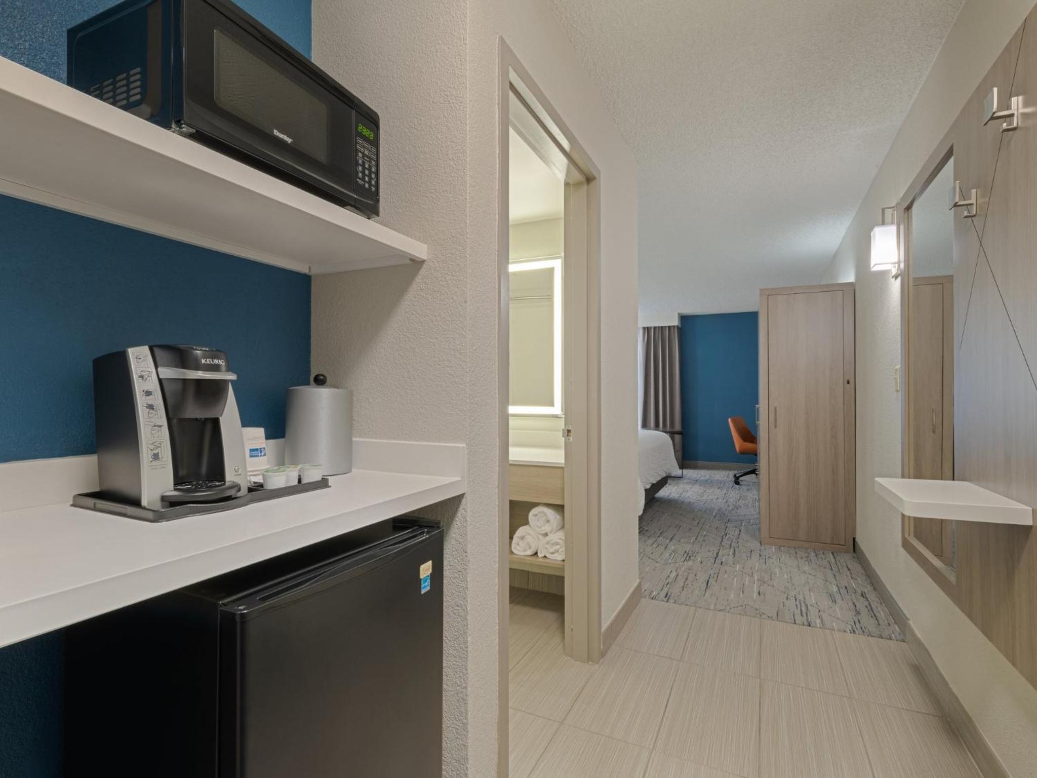 Standard King Room - Photo 7