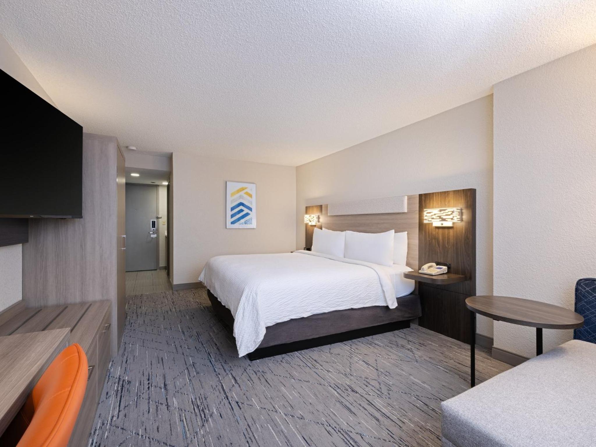 Standard King Room - Photo 8