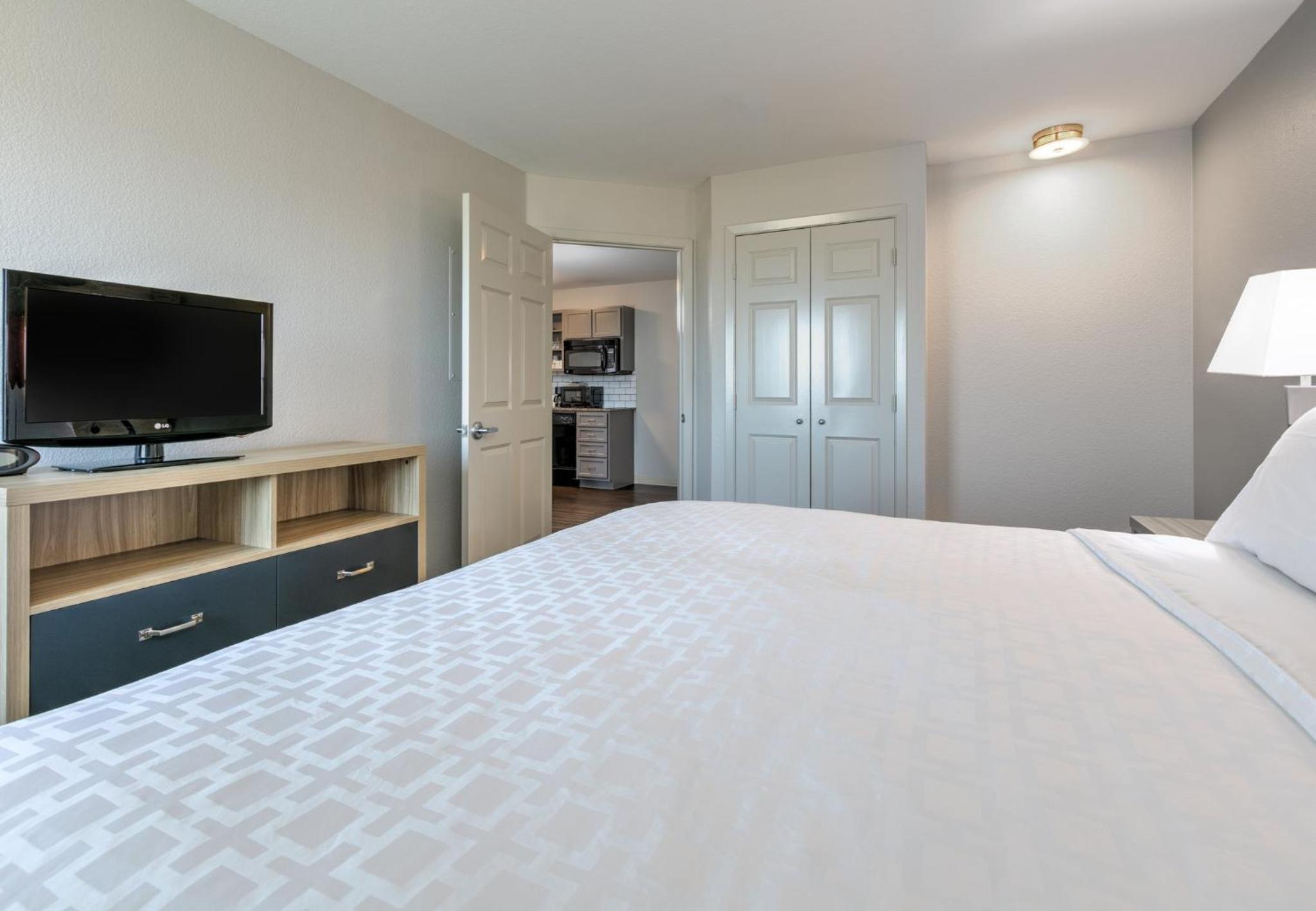 One-Bedroom King Suite - Photo 4