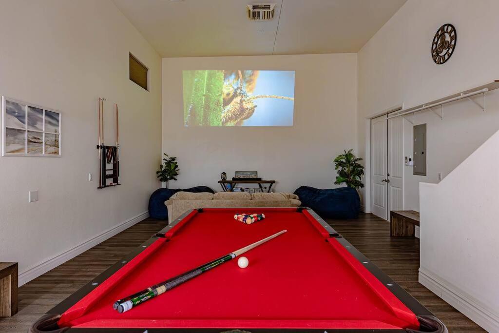Six-Bedroom House photo 3