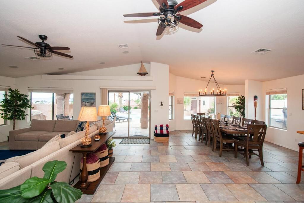 Six-Bedroom House photo 2