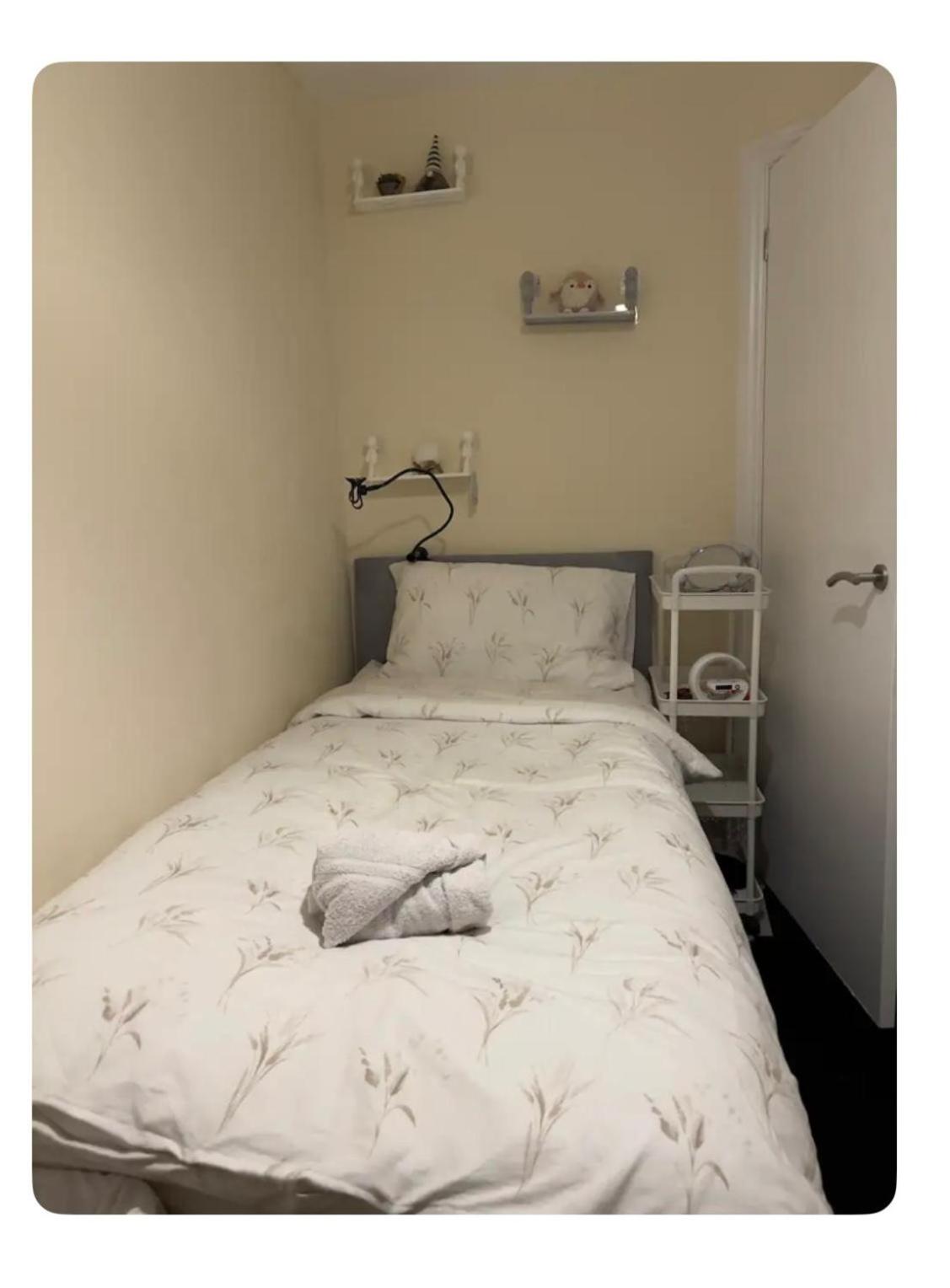 Single Room with Private Bathroom photo 2