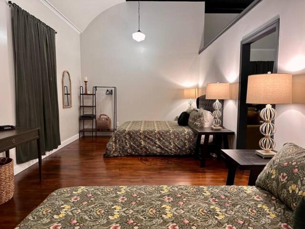 Deluxe Queen Suite photo 3