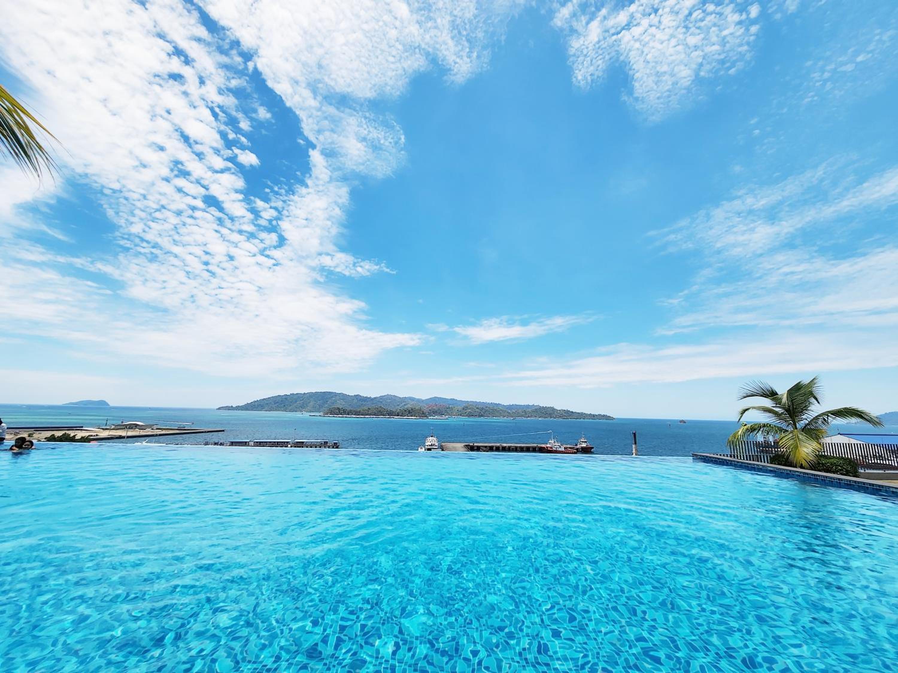 Suite with Pool View - Photo 1