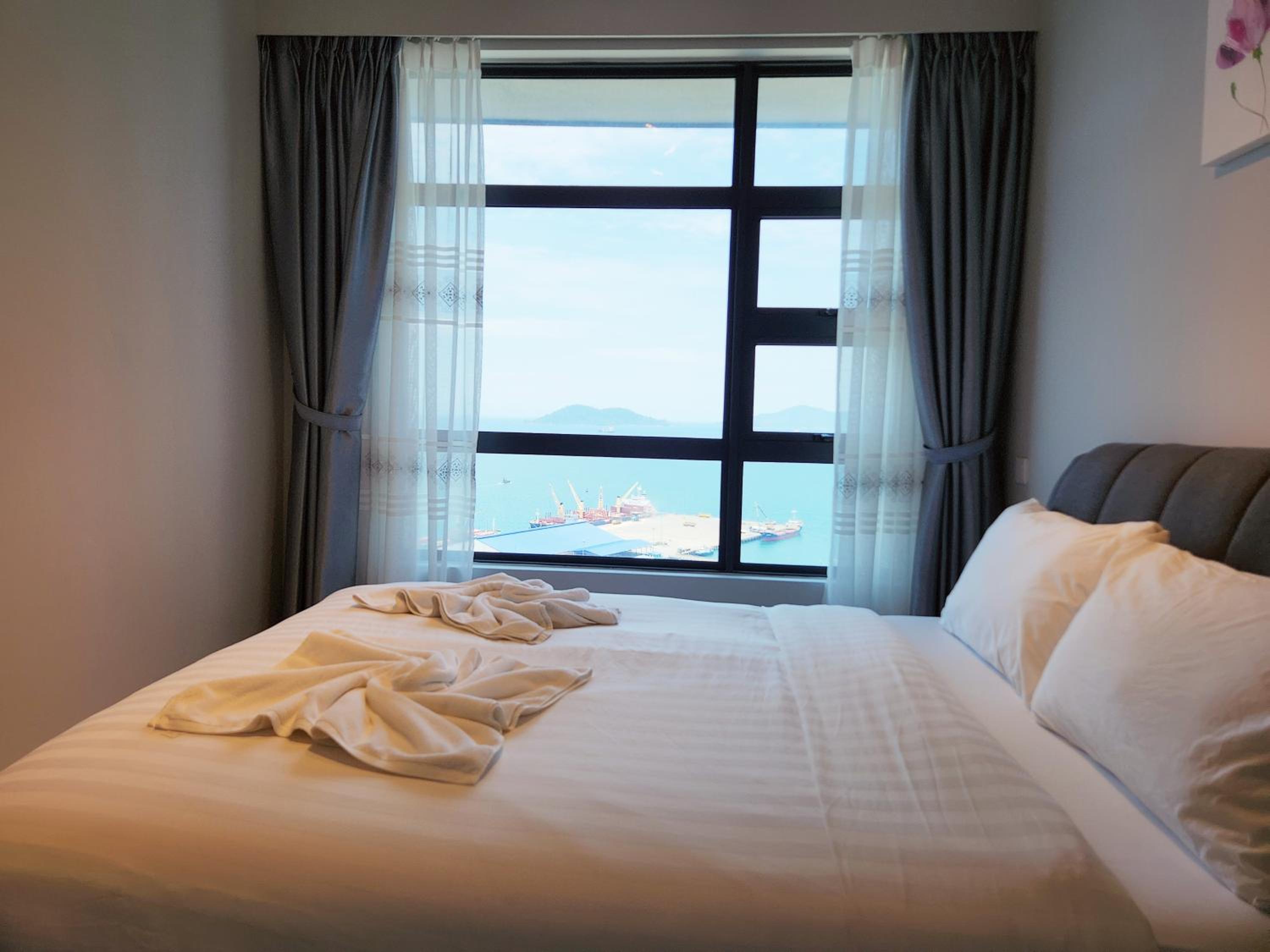 Suite with Pool View - Photo 18