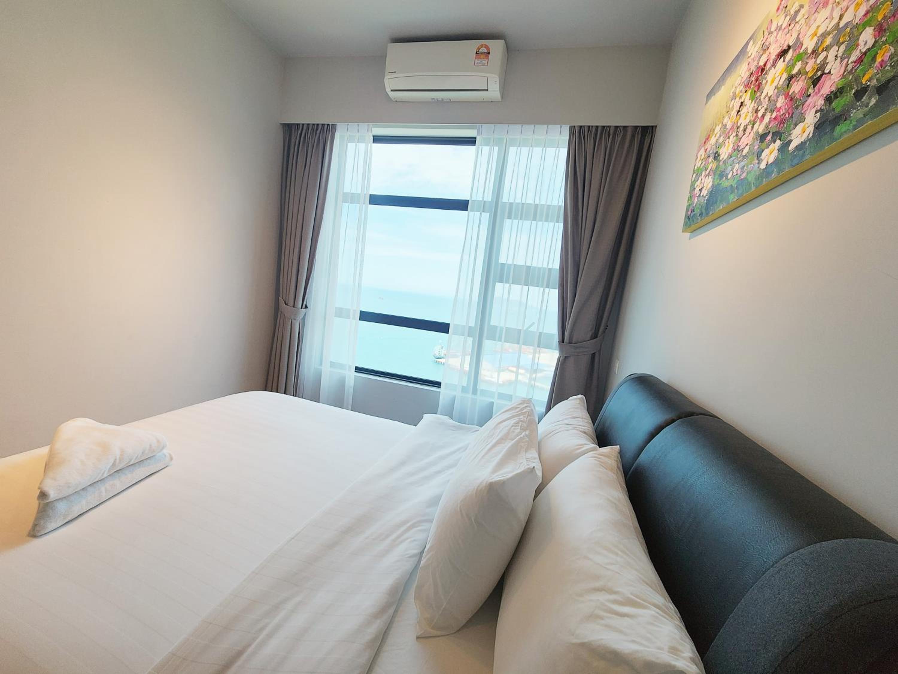 Suite with Pool View - Photo 19