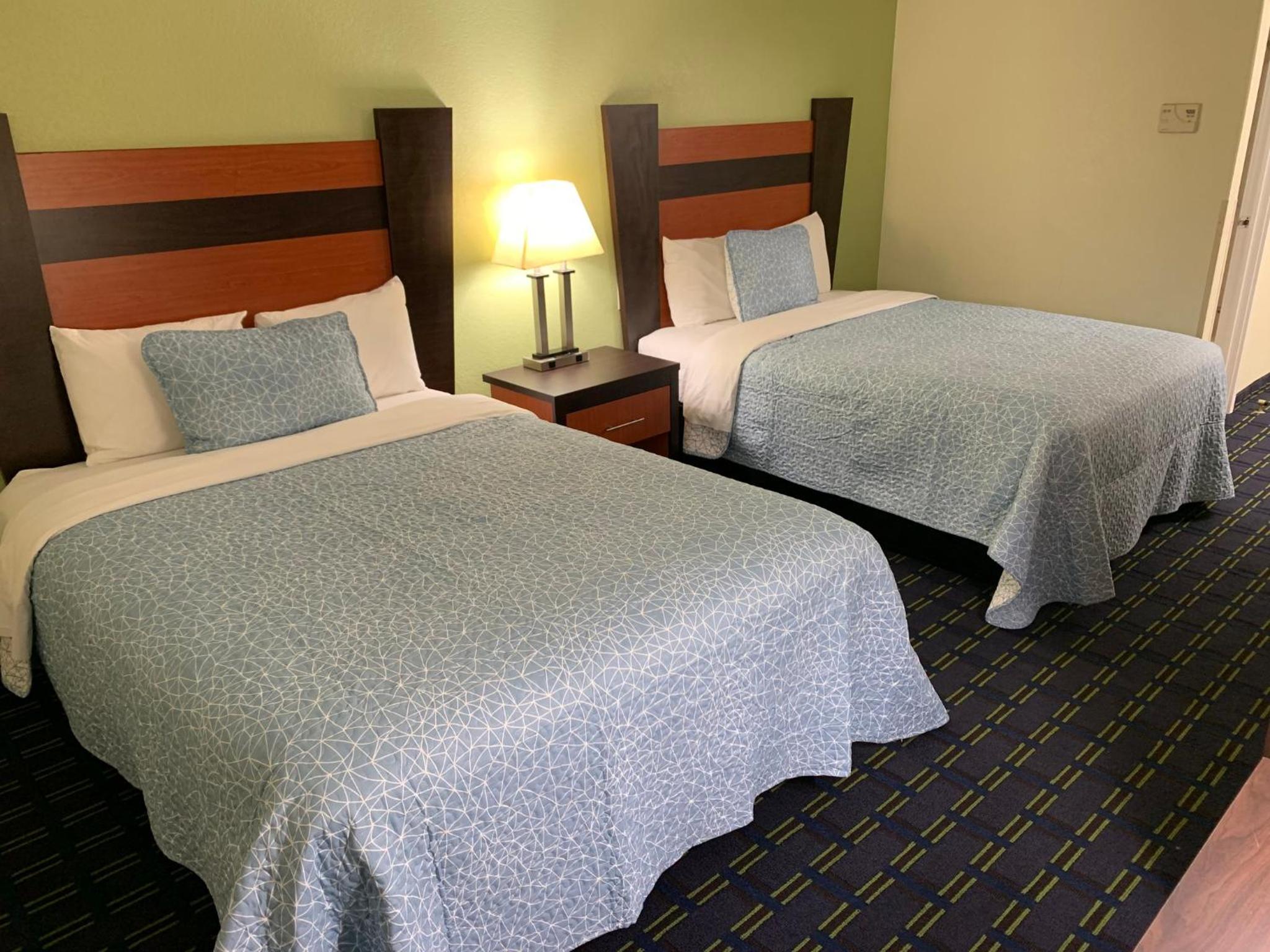 Queen Room with Two Queen Beds Smoke Free - Photo 12
