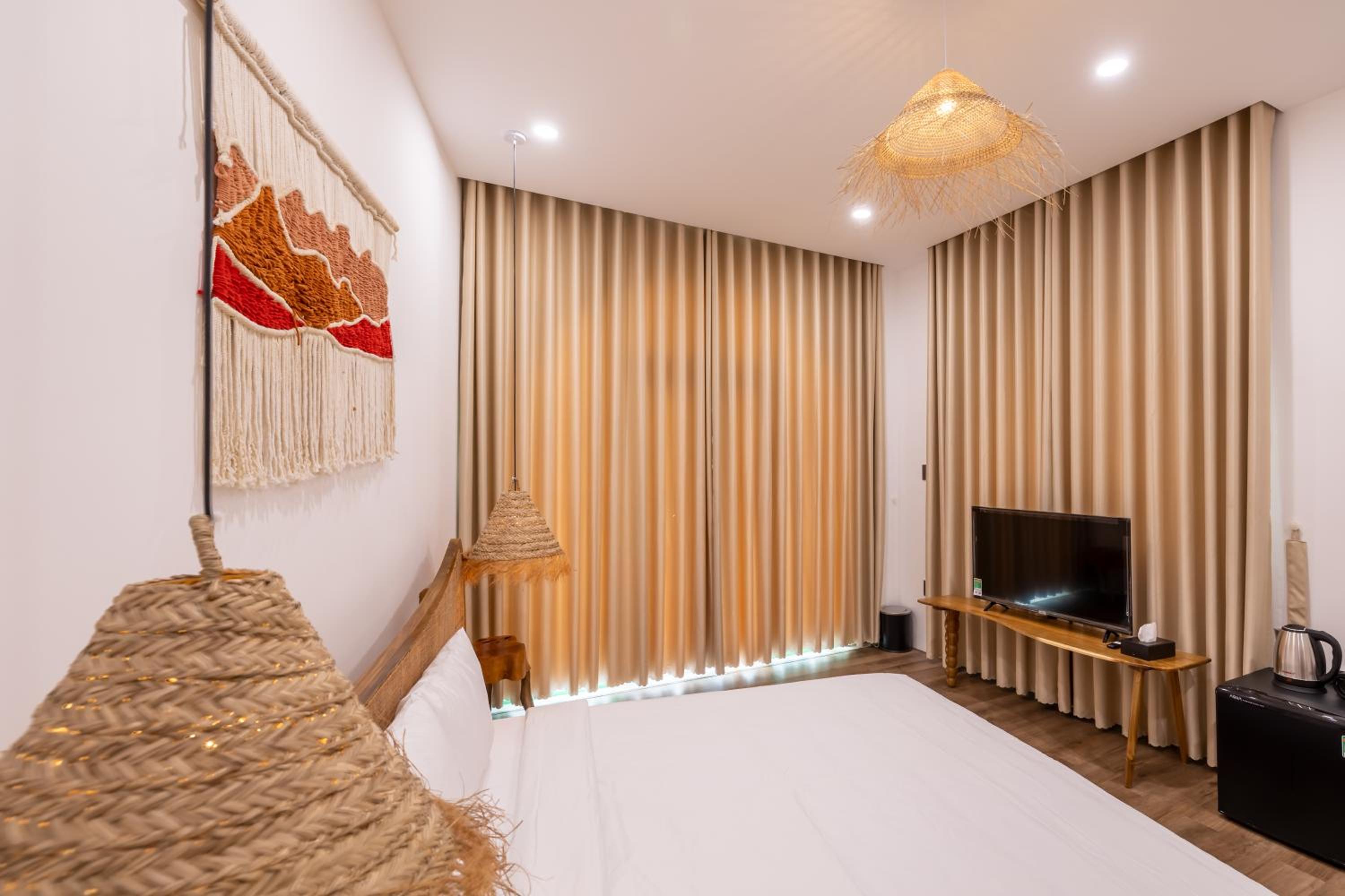 Deluxe Double Room with Balcony - Photo 10