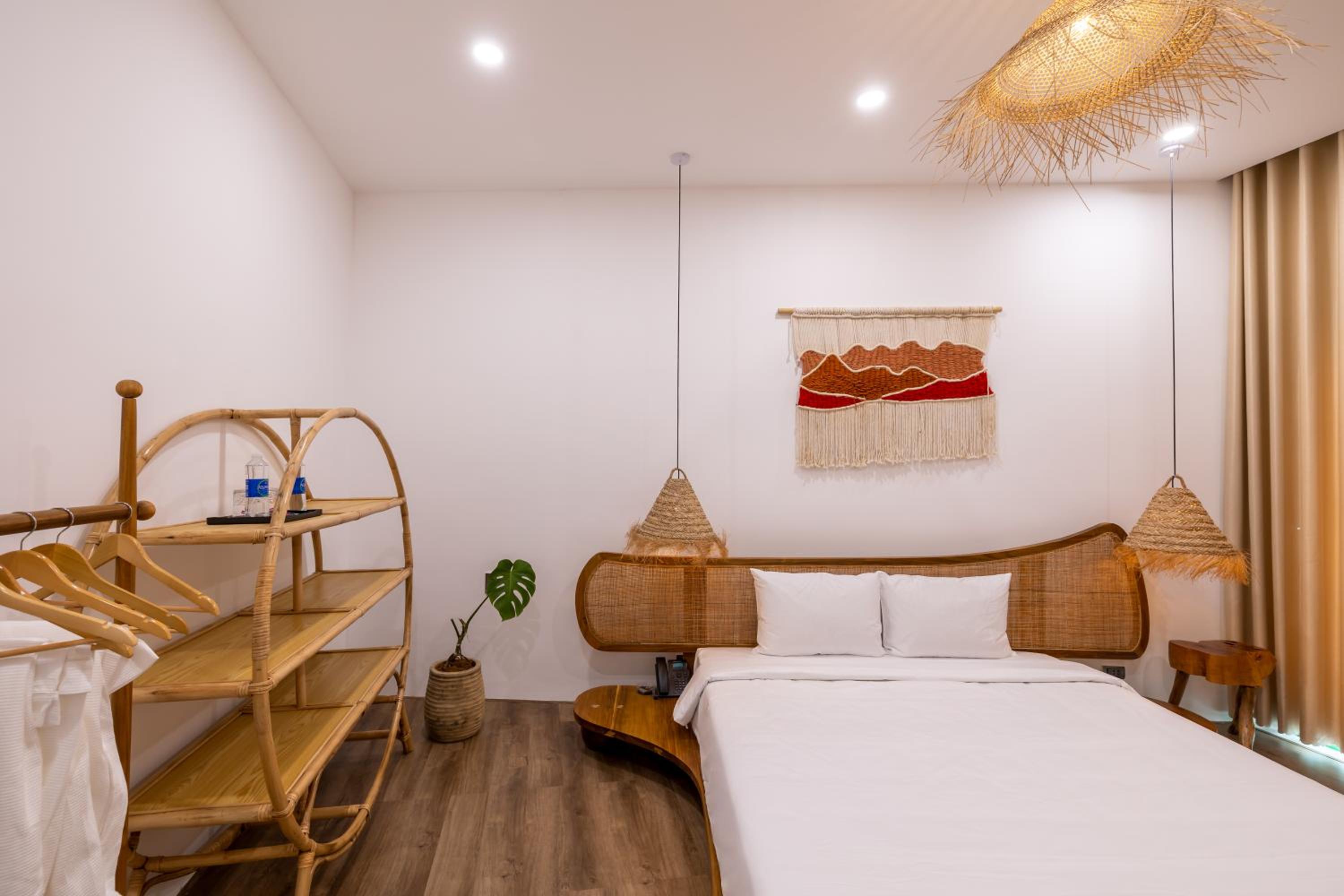 Deluxe Double Room with Balcony - Photo 13
