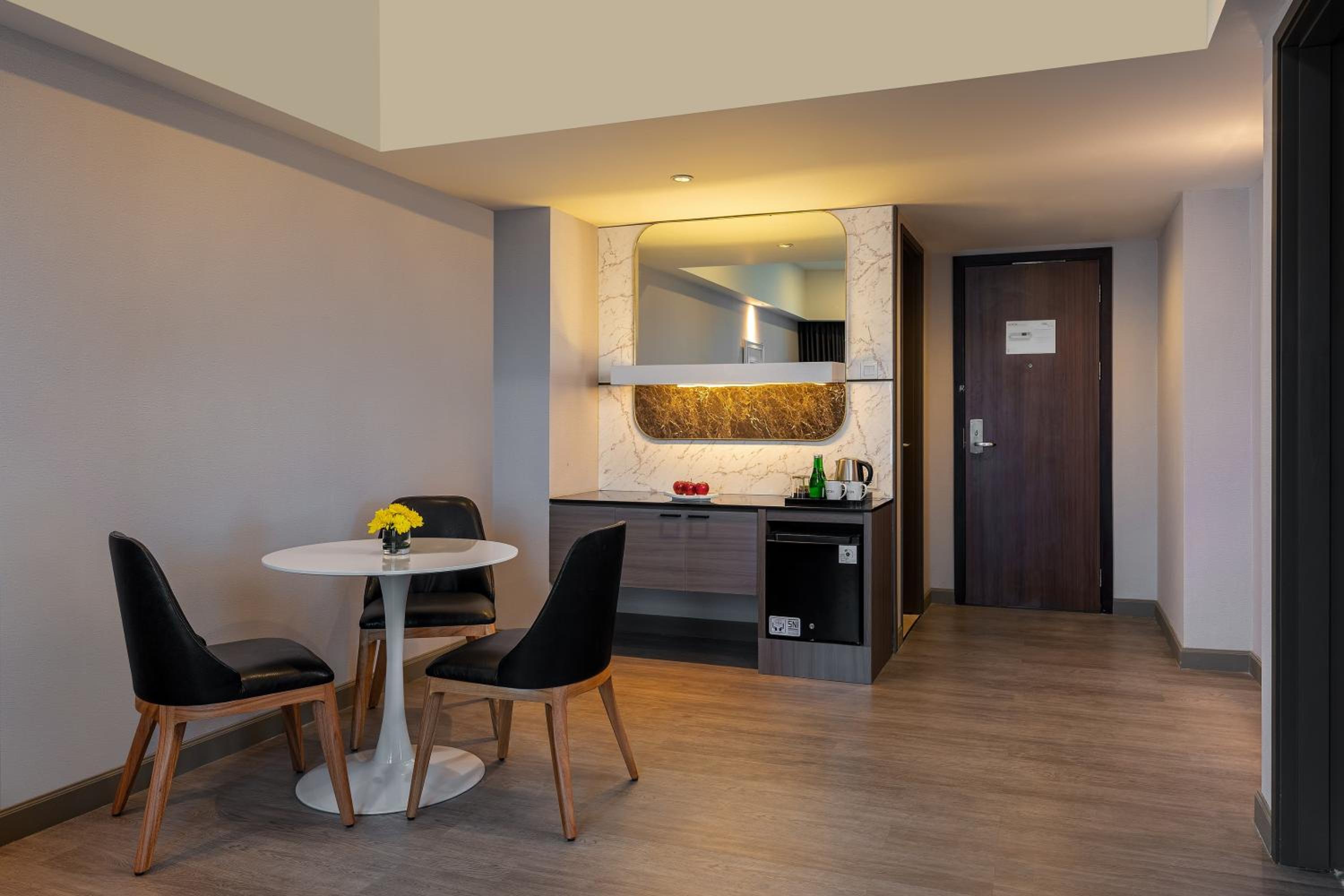 Executive Suite - Photo 3
