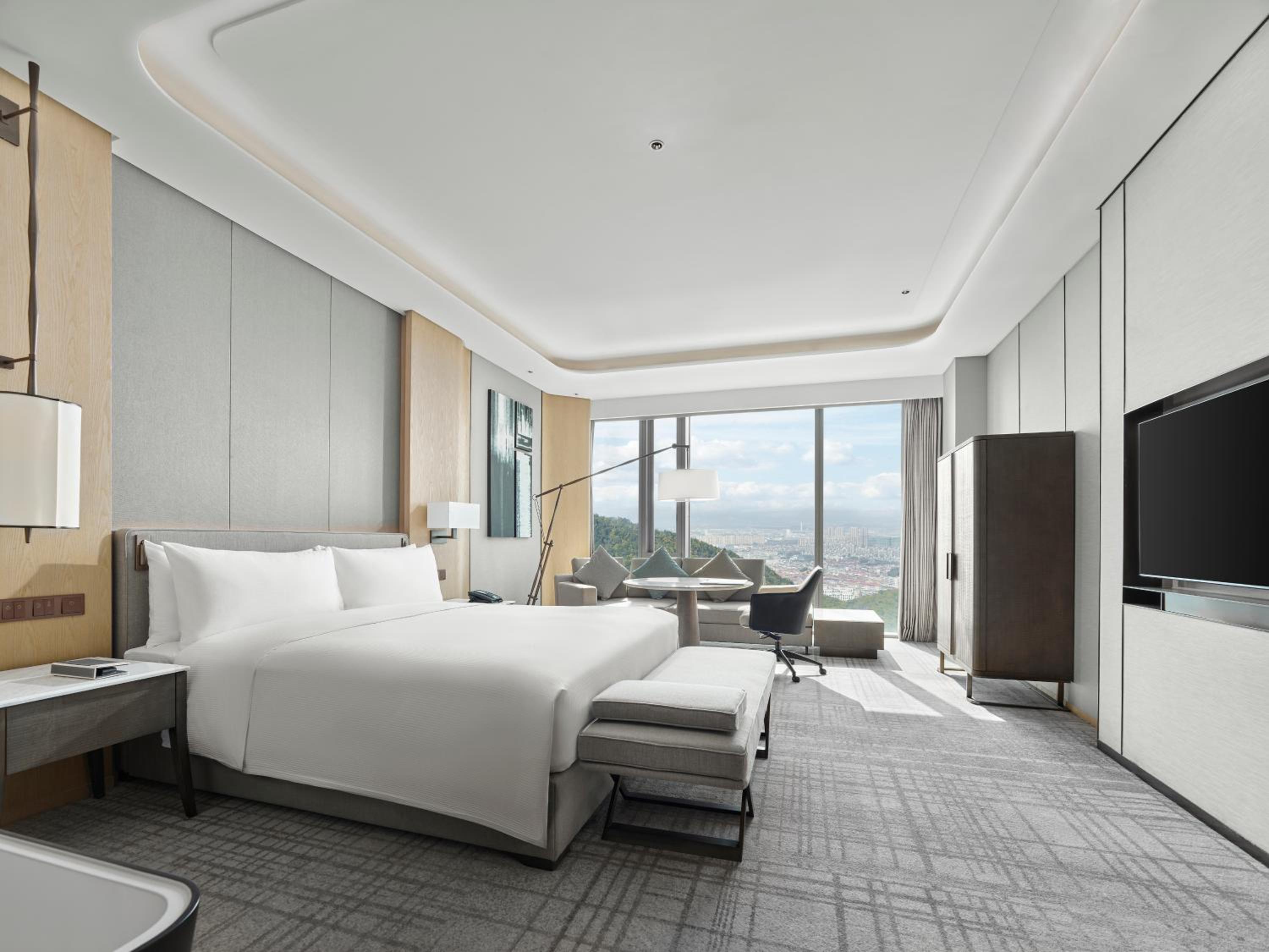 Deluxe King Room - Photo 6