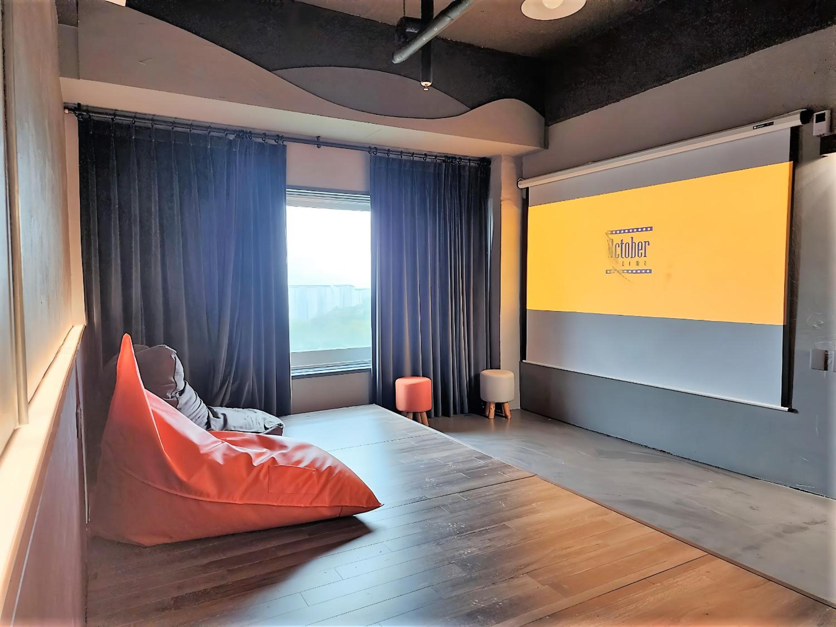 Cinema PKG - Signiture Suite (120-inch super-sized screen + Two glasses of highball + 1 Popcorn)