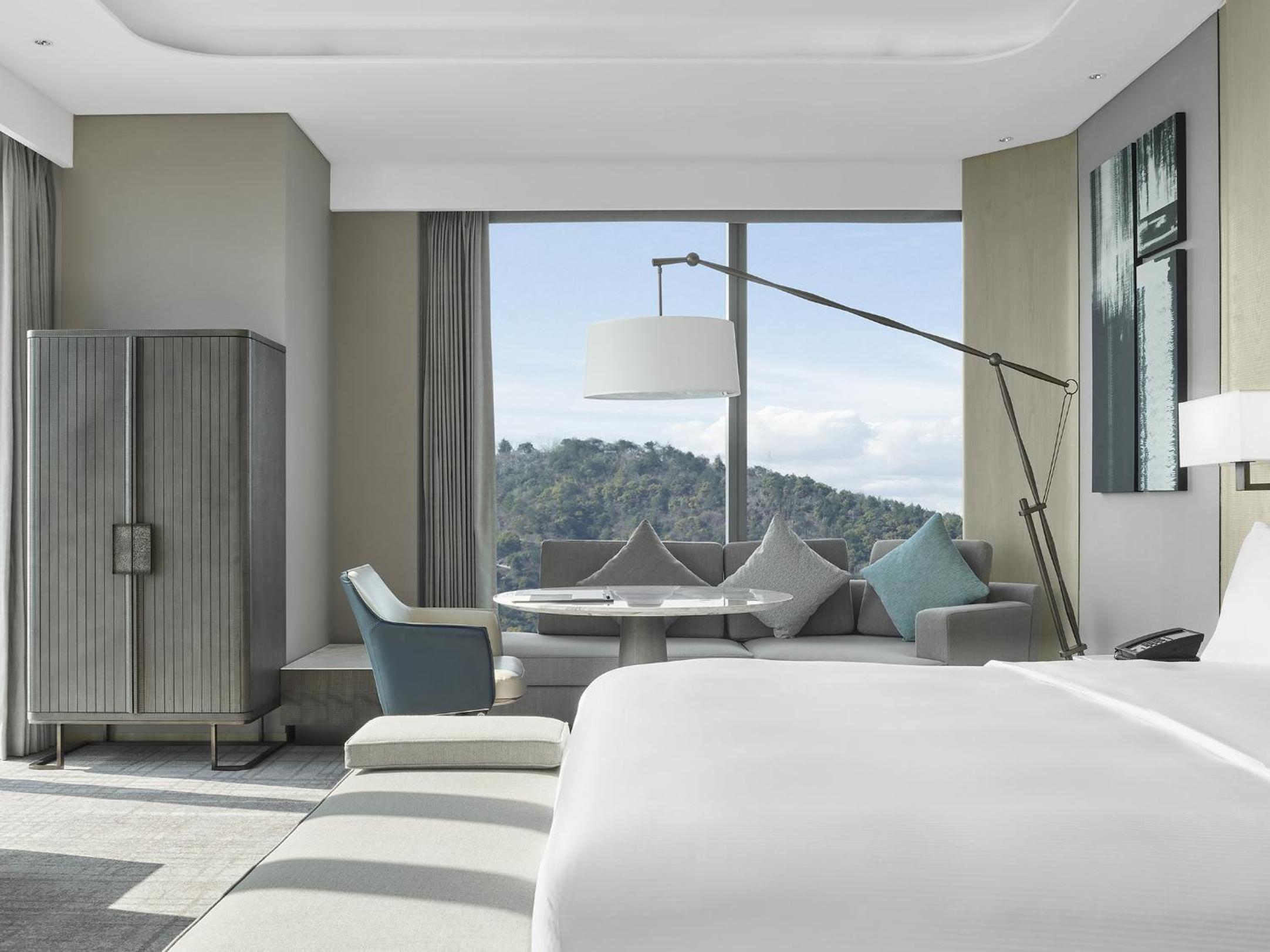 Premium King Room - Photo 3