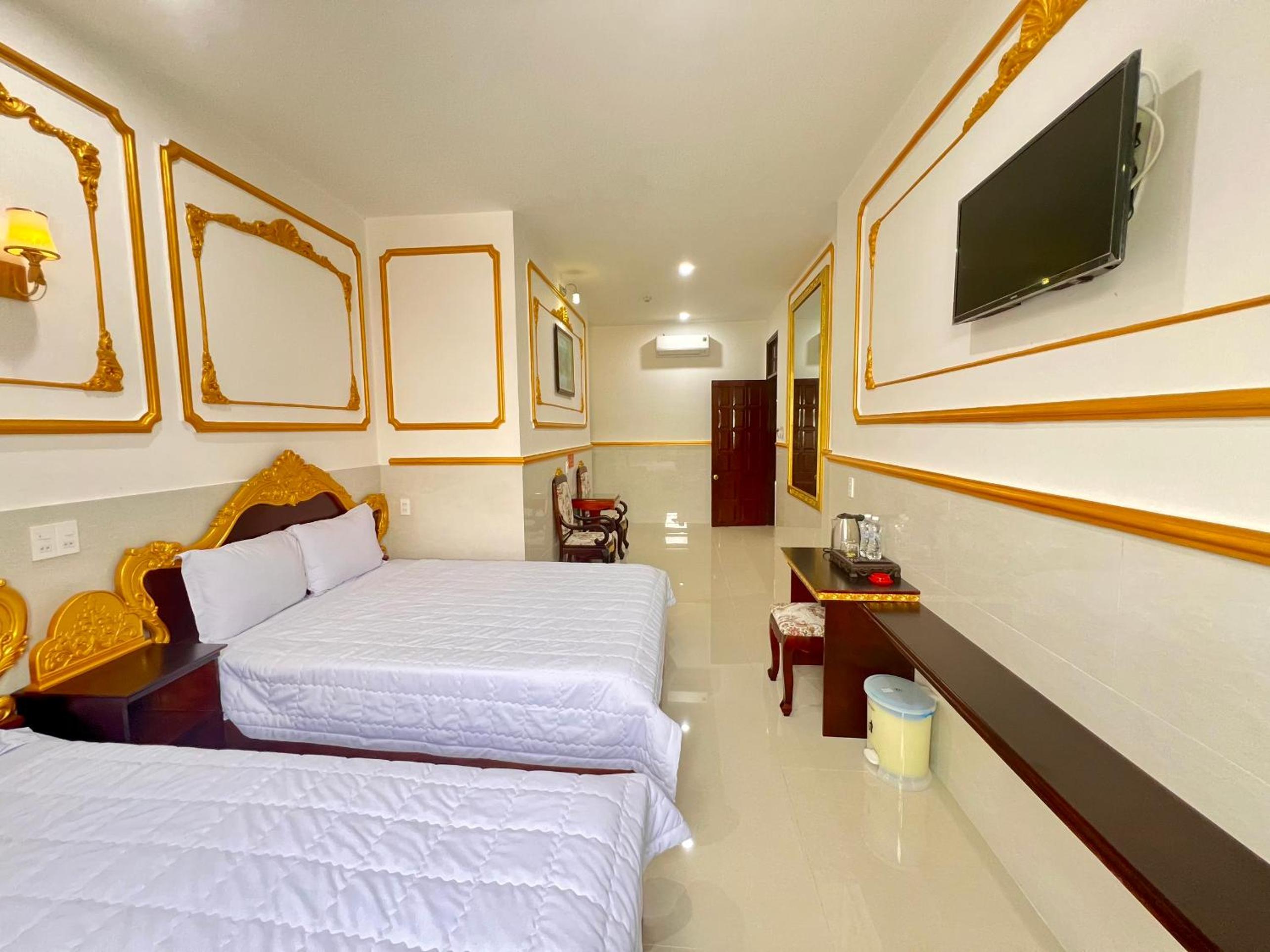 Deluxe Queen Room with Two Queen Beds photo 1