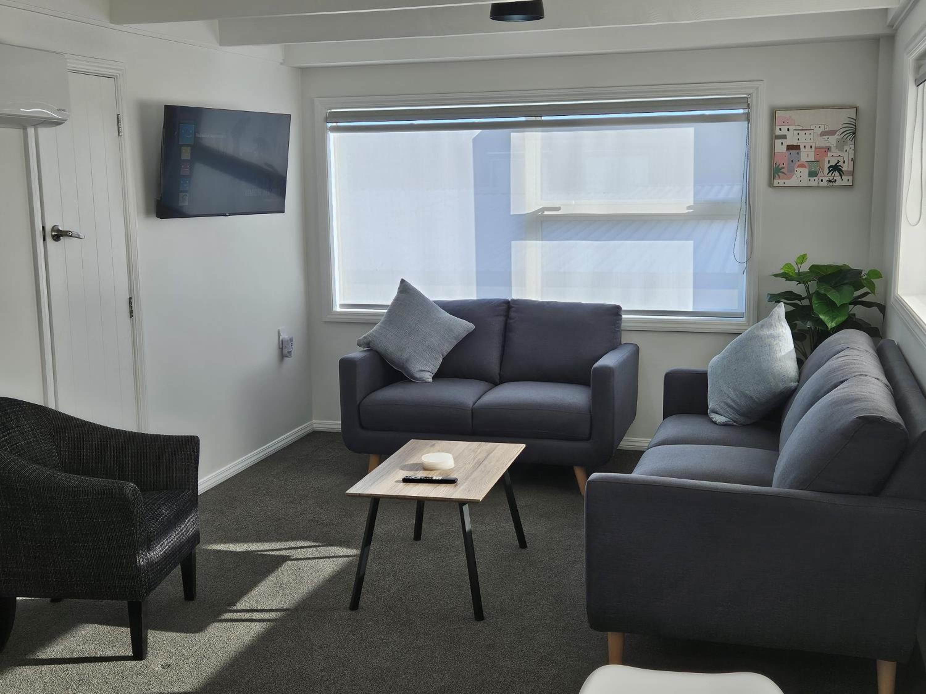 Apartment with Mountain View - Photo 8
