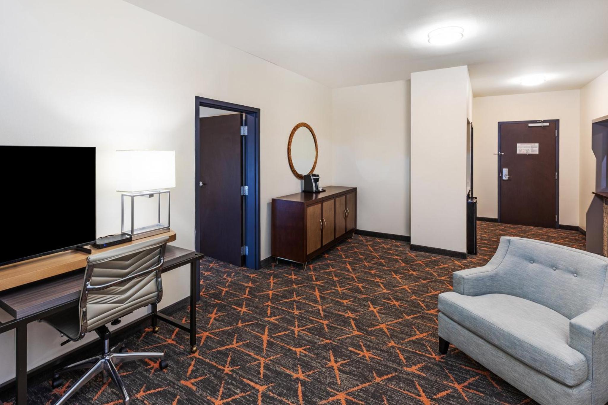 One-Bedroom Suite with Sofa Bed - Photo 6