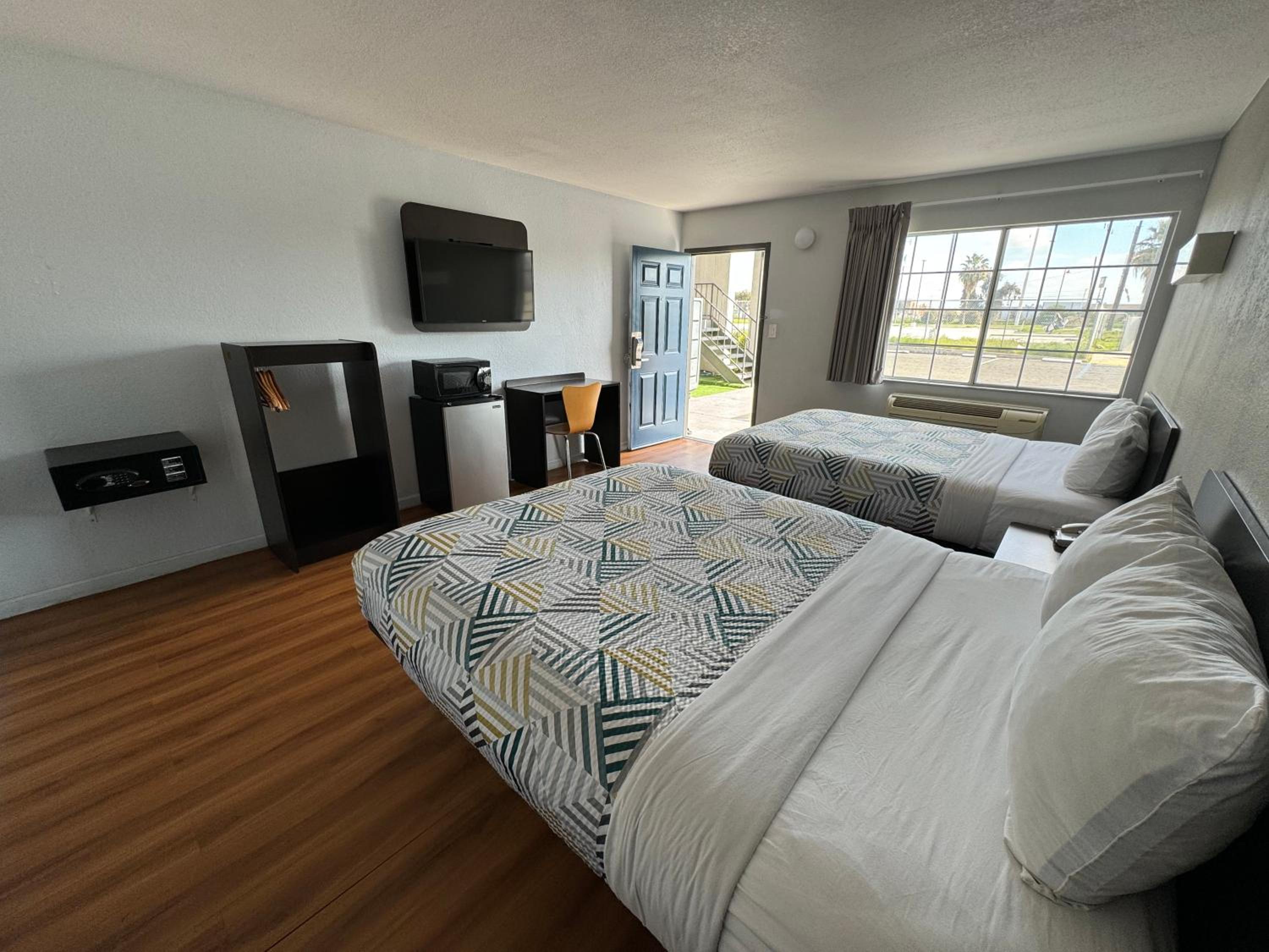 Queen Room with Two Queen Beds - Disability Access - Non-Smoking - Photo 6