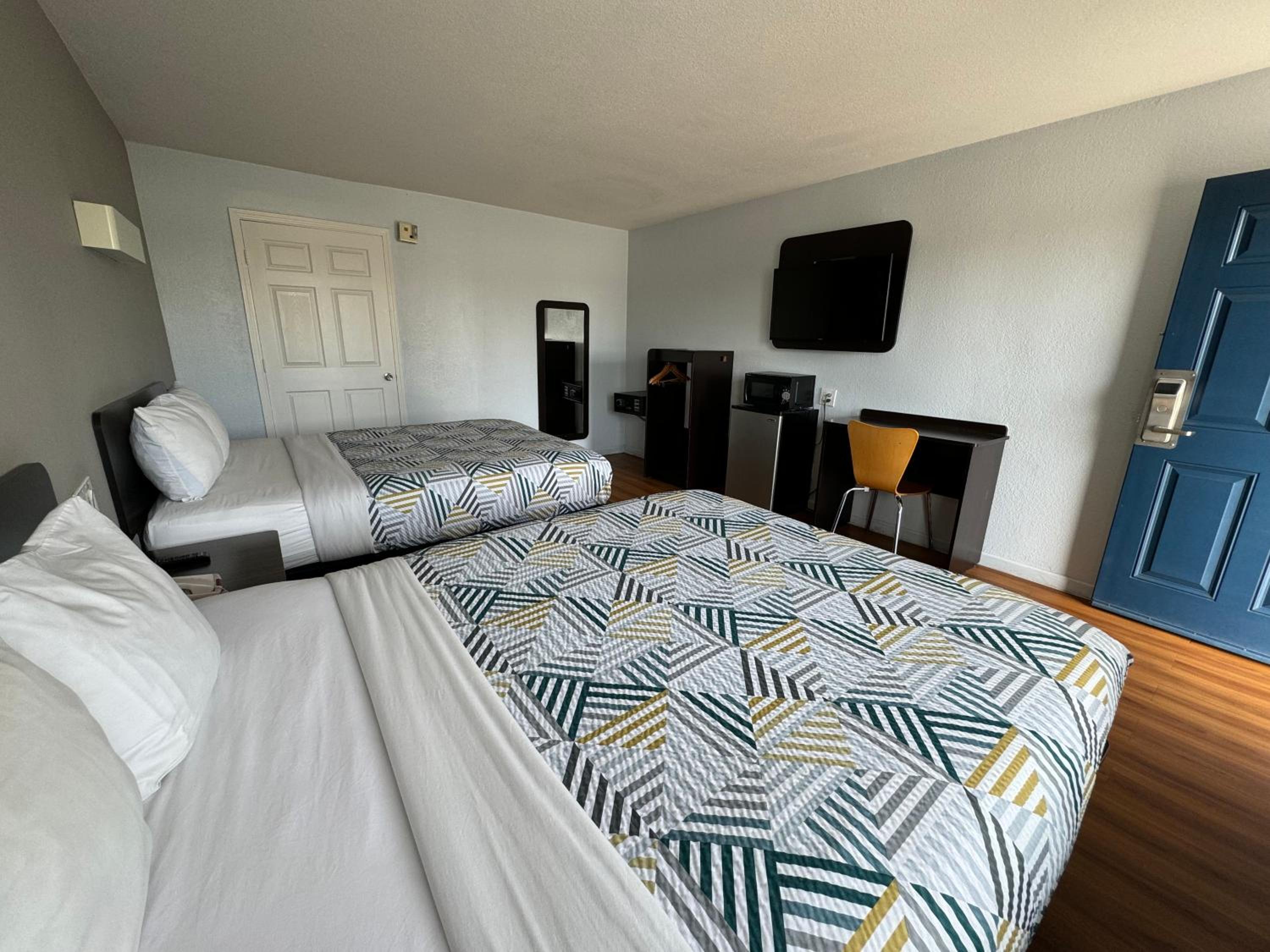 Queen Room with Two Queen Beds - Disability Access - Non-Smoking - Photo 8