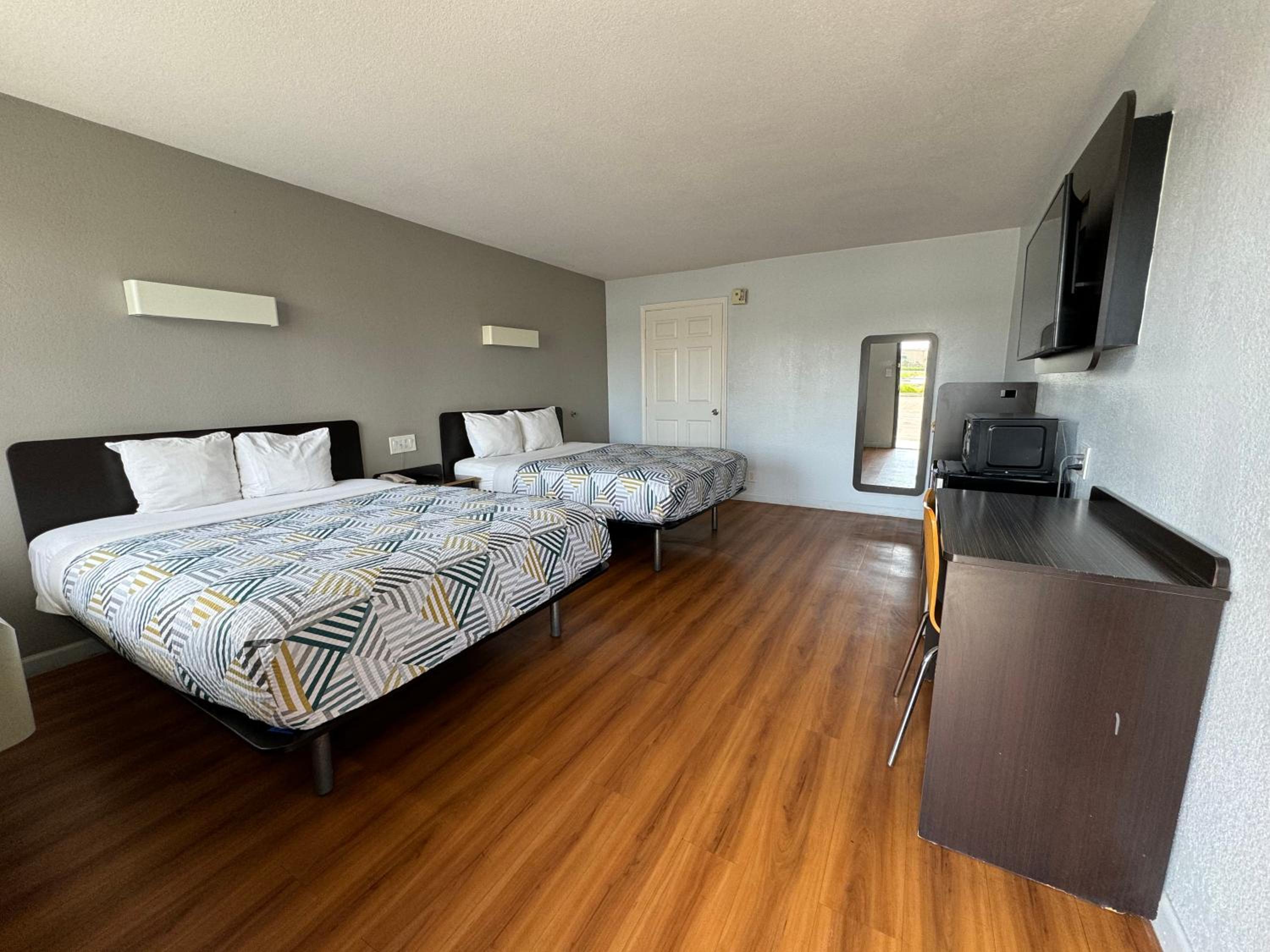 Queen Room with Two Queen Beds - Disability Access - Non-Smoking - Photo 9