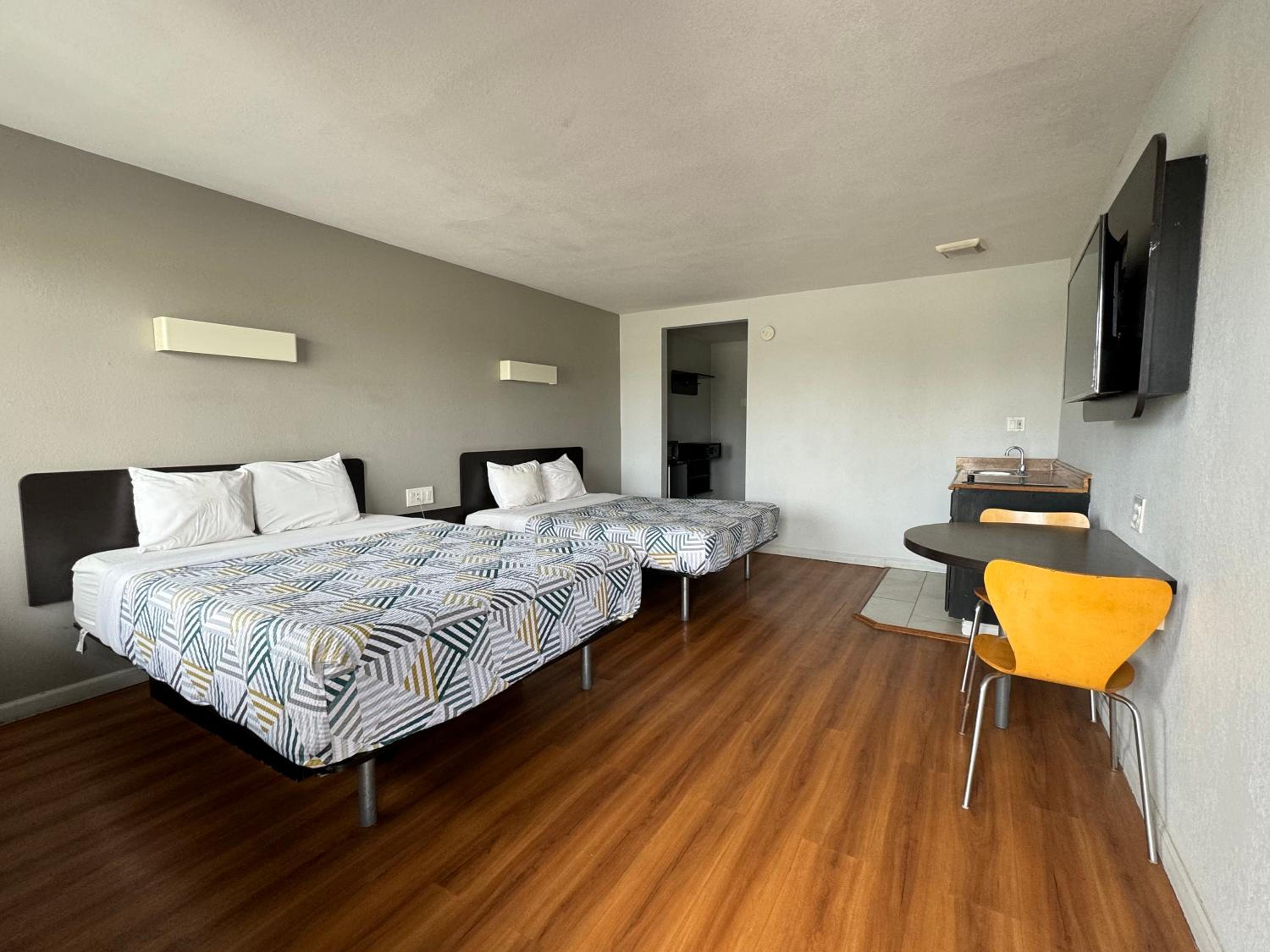 Deluxe Queen Room with Two Queen Beds - Photo 6