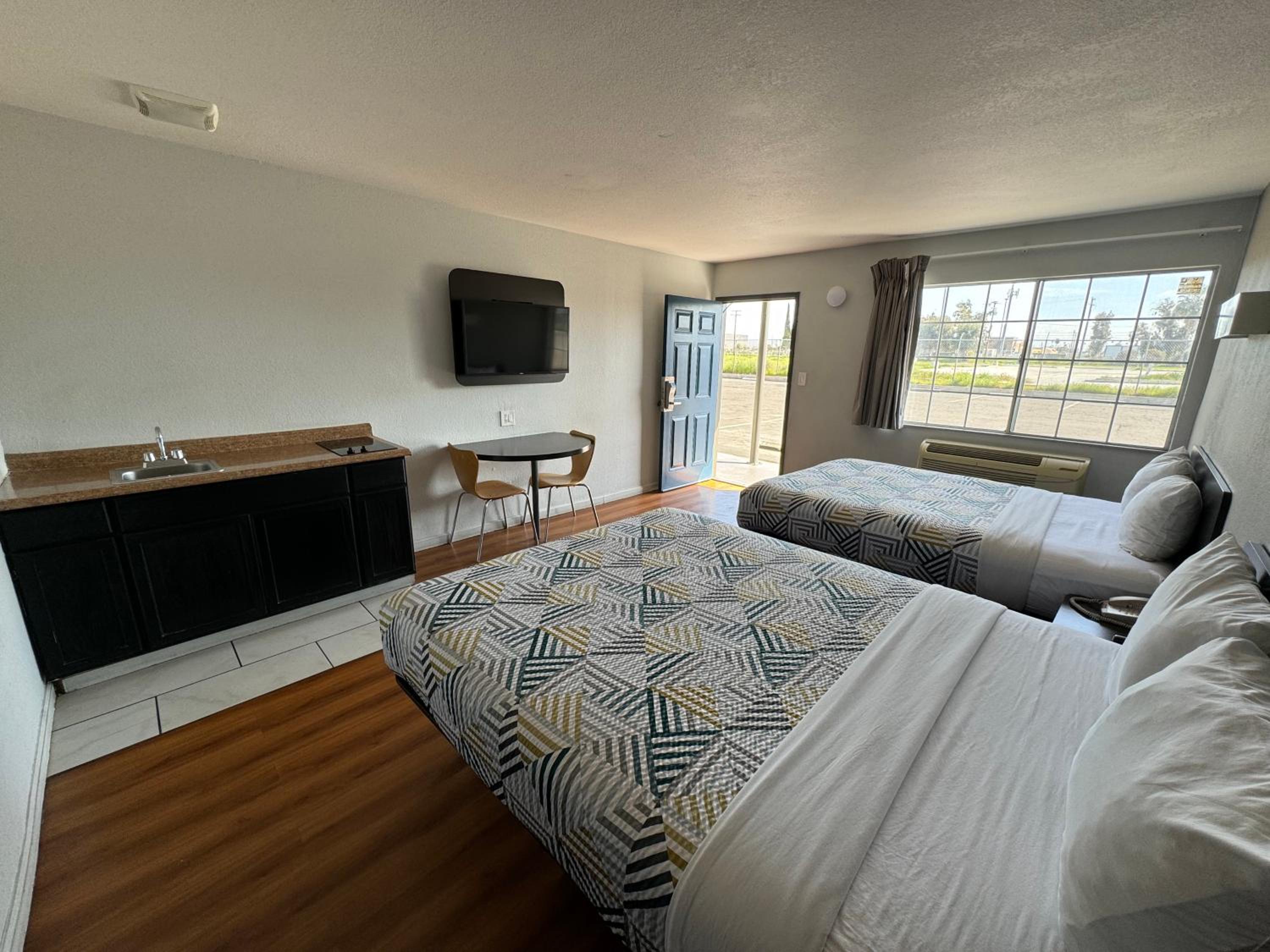 Deluxe Queen Room with Two Queen Beds - Photo 8
